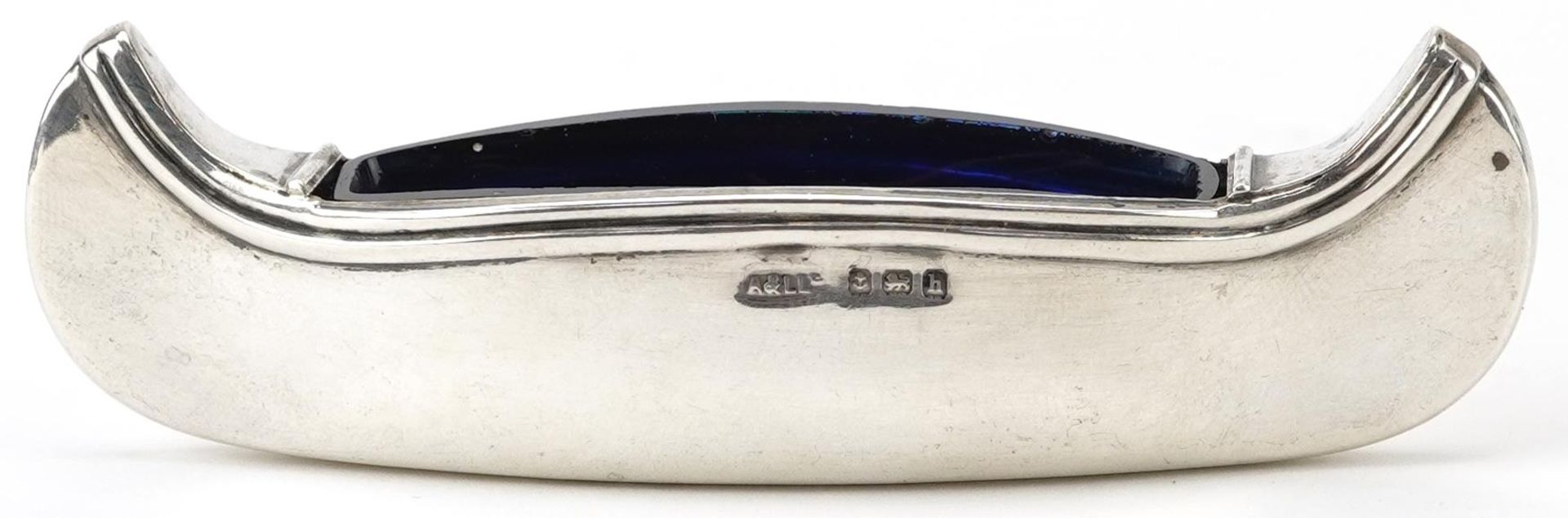 Adie & Lovekin Ltd, Edwardian silver open table salt in the form of a boat, with blue glass liner, - Bild 3 aus 5