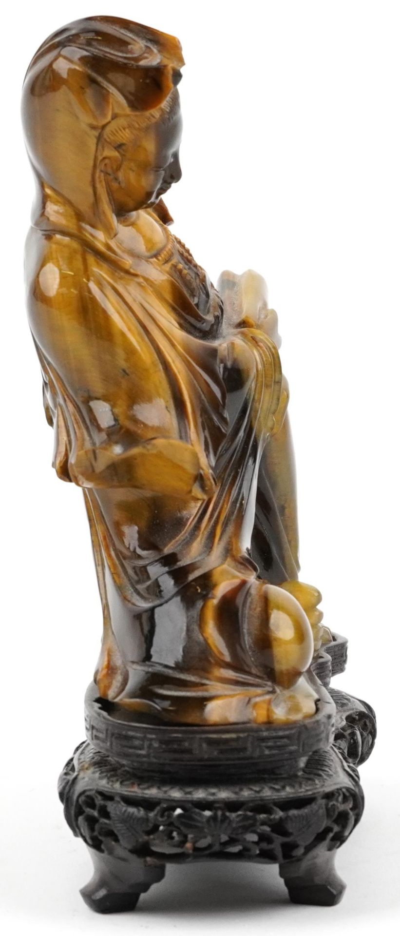 Chinese tiger's eye carving of Guanyin raised on hardwood stand carved with foliage, 16cm high - Bild 4 aus 6