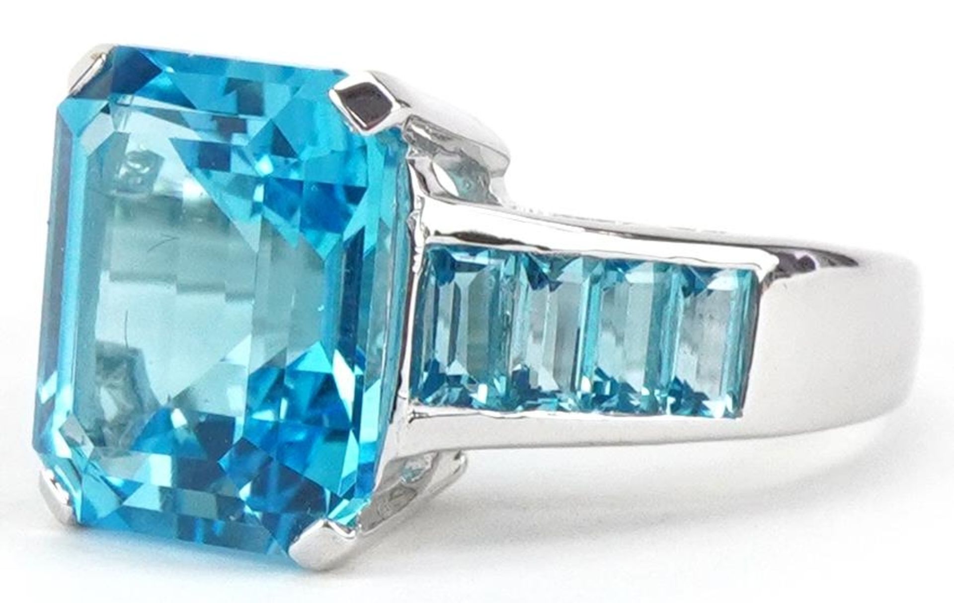 9ct white gold blue topaz ring, set with blue stones to the shoulders, the topaz approximately 11. - Bild 2 aus 4