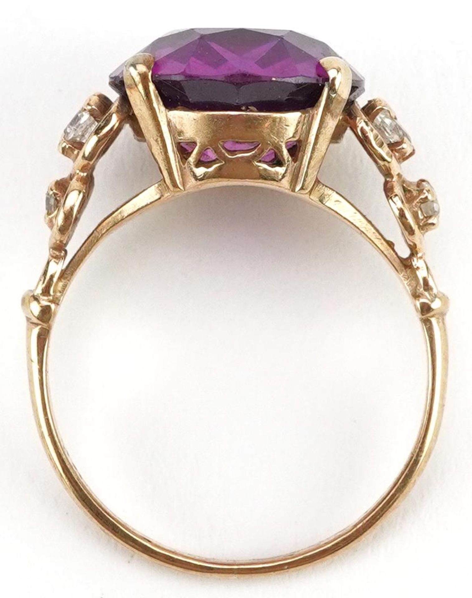 9ct gold pink stone solitaire ring with clear stone set shoulders, the pink stone tests as - Bild 4 aus 5