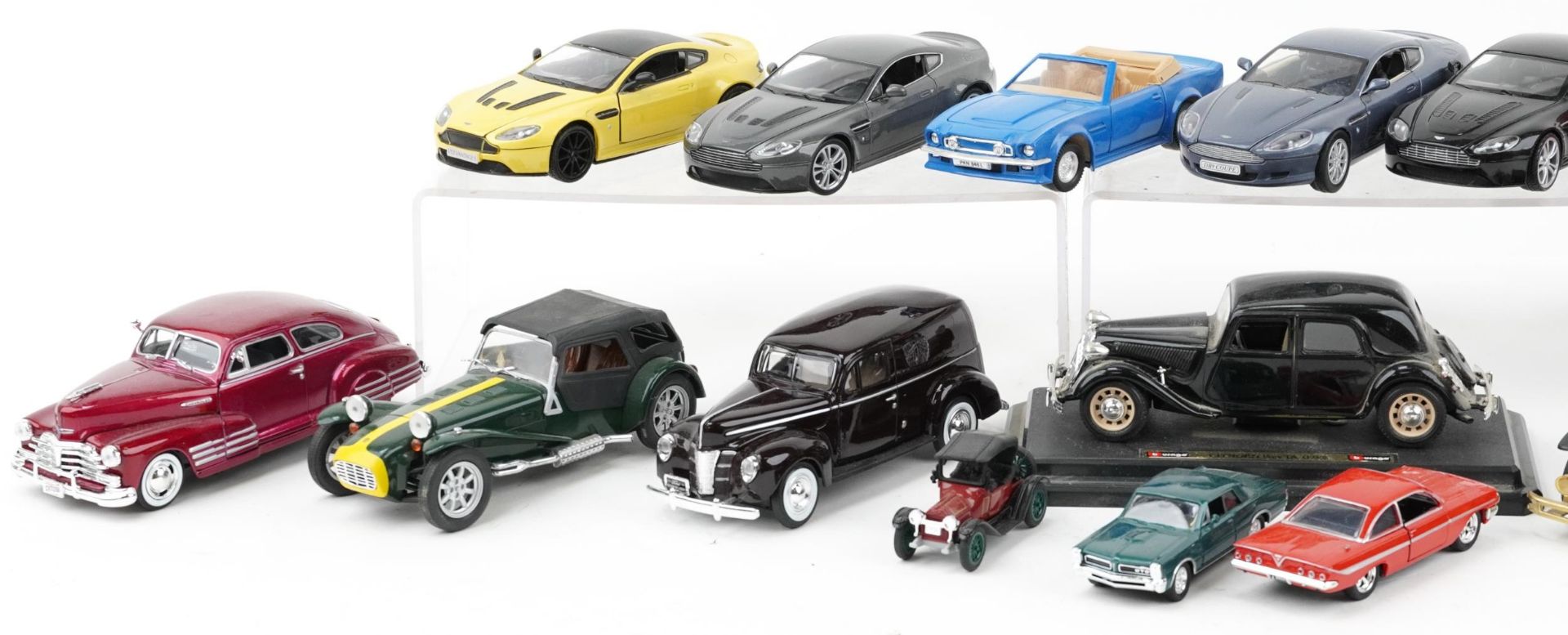 Collection of 1:24 scale and 1:32 scale diecast vehicles including Welly 1941 Chevrolet Special - Bild 2 aus 3