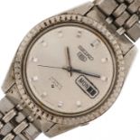 Seiko, gentlemen's Seiko 5 automatic 6119-8070 wristwatch having silvered dial with day/date