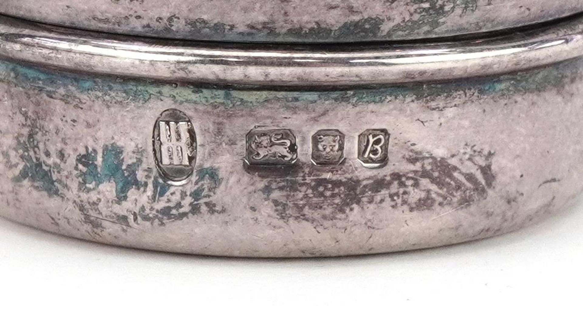Wippell Mowbray Church Furnishers Ltd, ecclesiastical communion silver pyx engraved with a cross, - Bild 4 aus 5