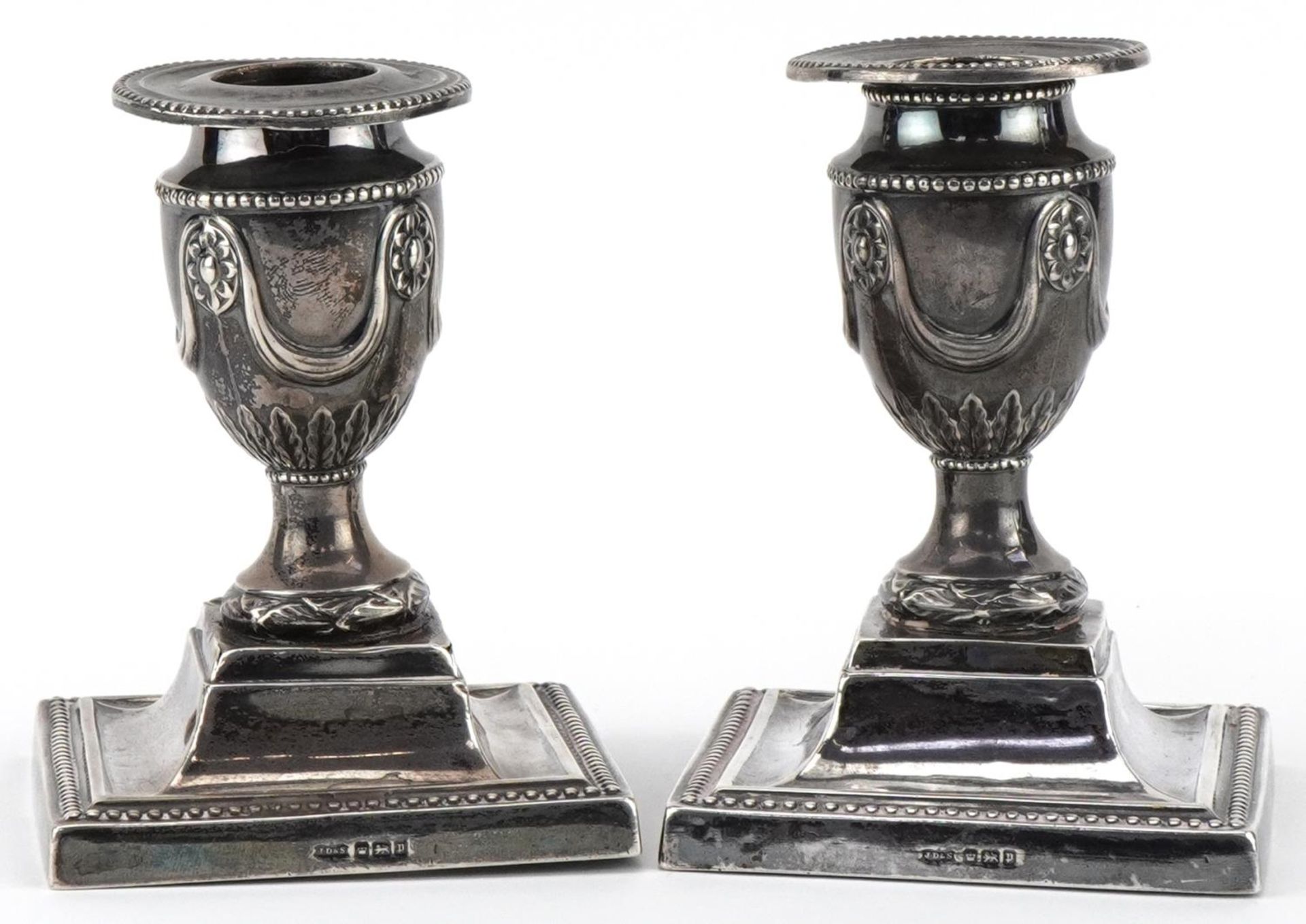 James Dixon & Sons, pair of Edwardian silver campana urn dwarf candlesticks embossed with flowers - Bild 2 aus 5