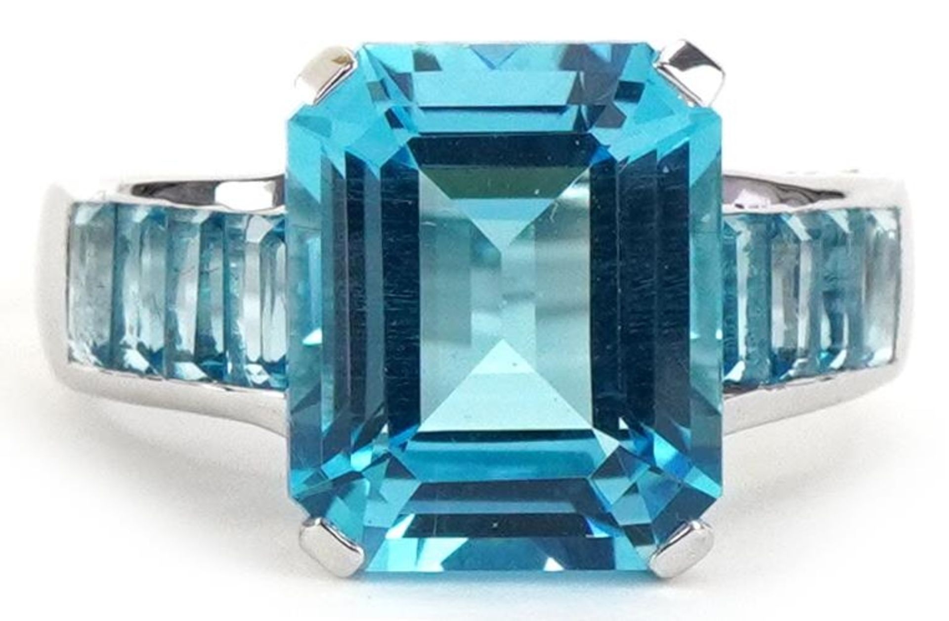 9ct white gold blue topaz ring, set with blue stones to the shoulders, the topaz approximately 11.