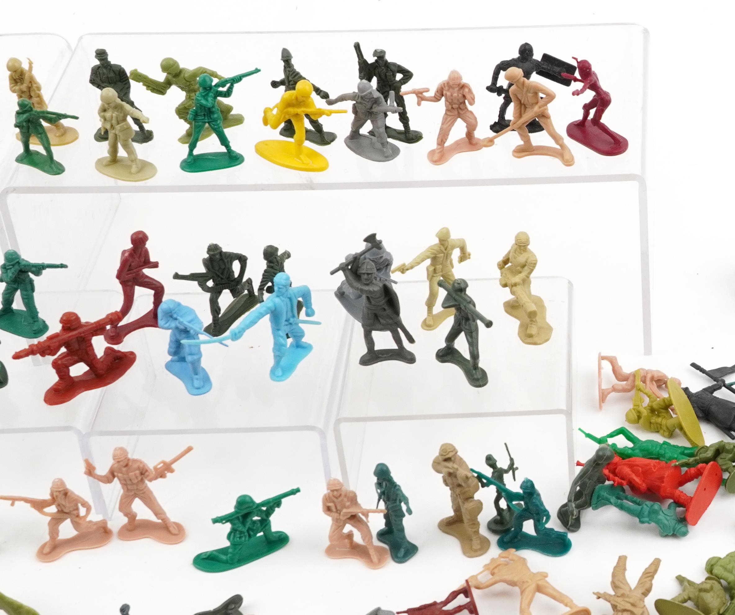 Extensive collection of vintage and later plastic army soldiers, some by Lanard, each - Bild 3 aus 9