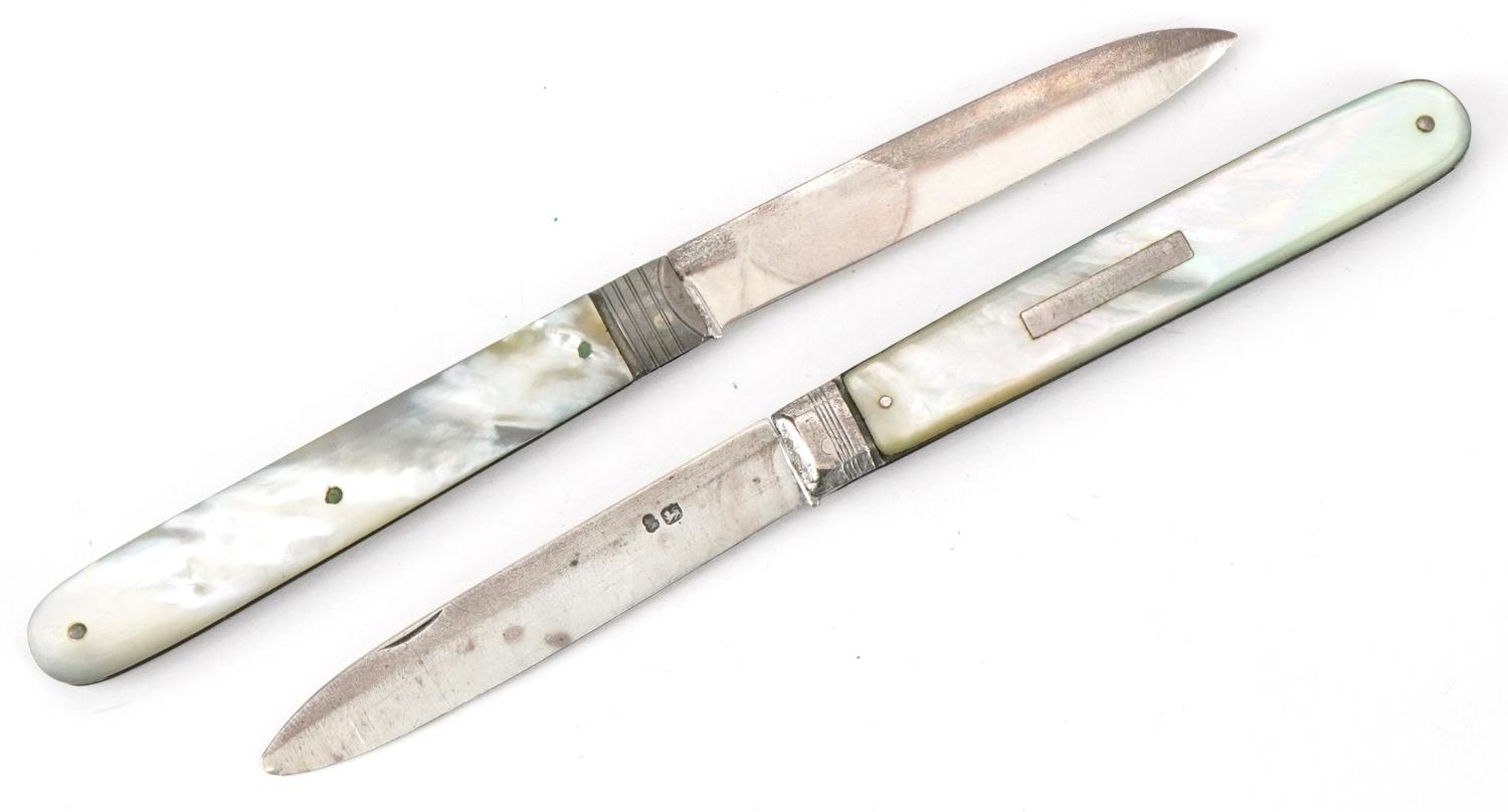 Two Georgian mother of pearl flanked silver folding fruit knives, each housed in a tooled leather - Image 5 of 6