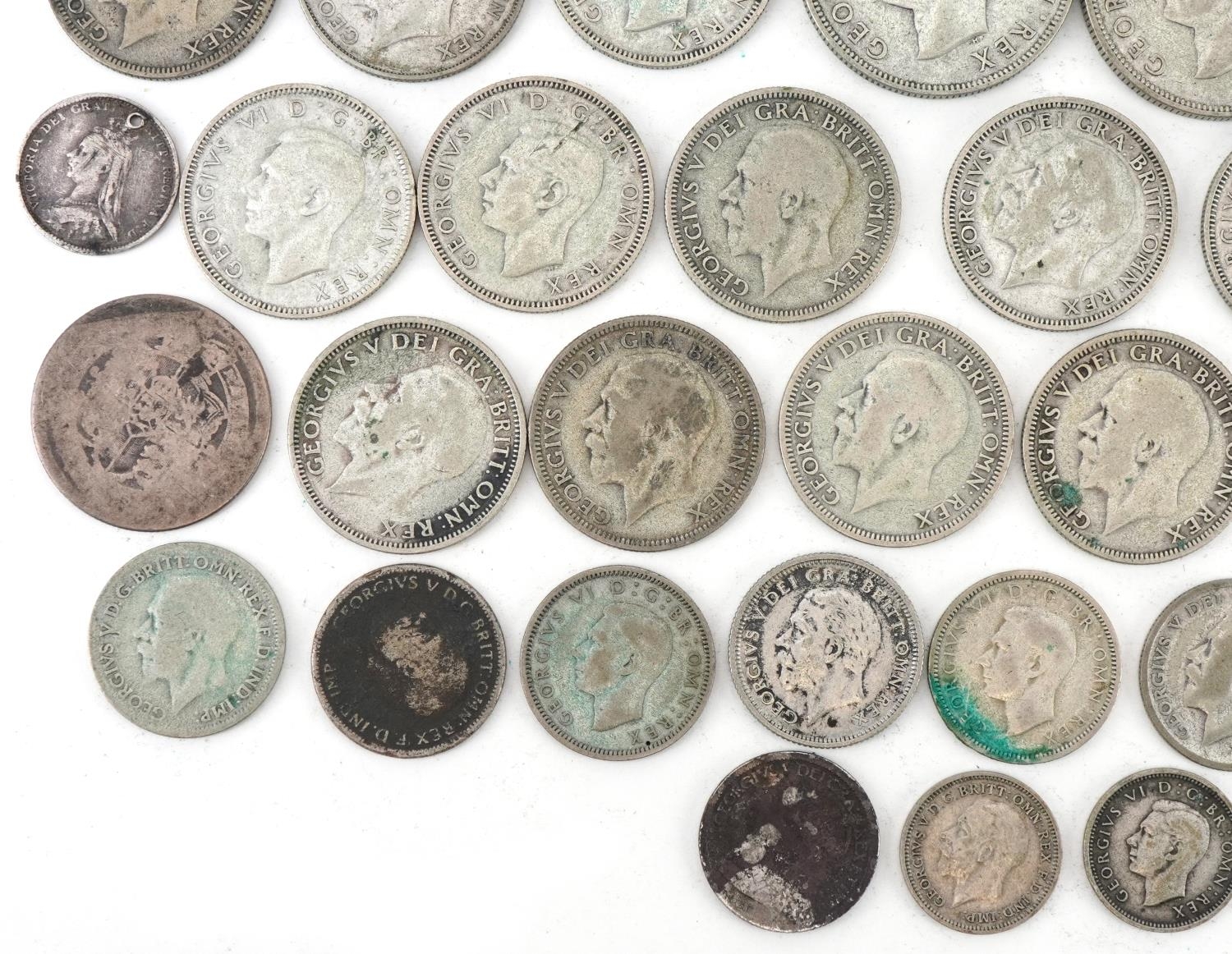 Assorted British coinage to include half crowns, florins and shillings - Image 9 of 10