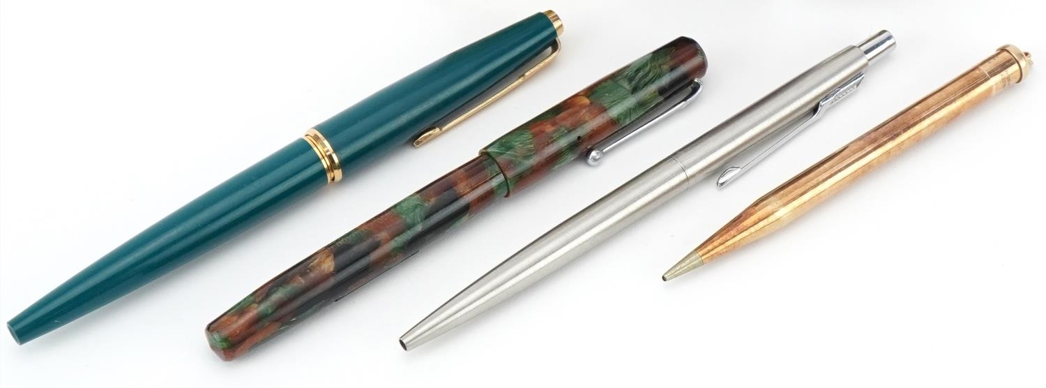 Fountain pens, brass pig vesta, vulcanite vesta, cigarette case, and a matchbox holder for The - Bild 3 aus 5