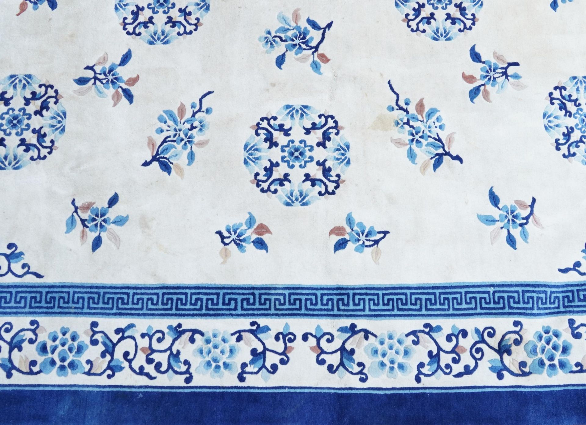 Large Chinese blue and cream ground rug having an allover floral design, 370cm x 275cm - Bild 6 aus 9
