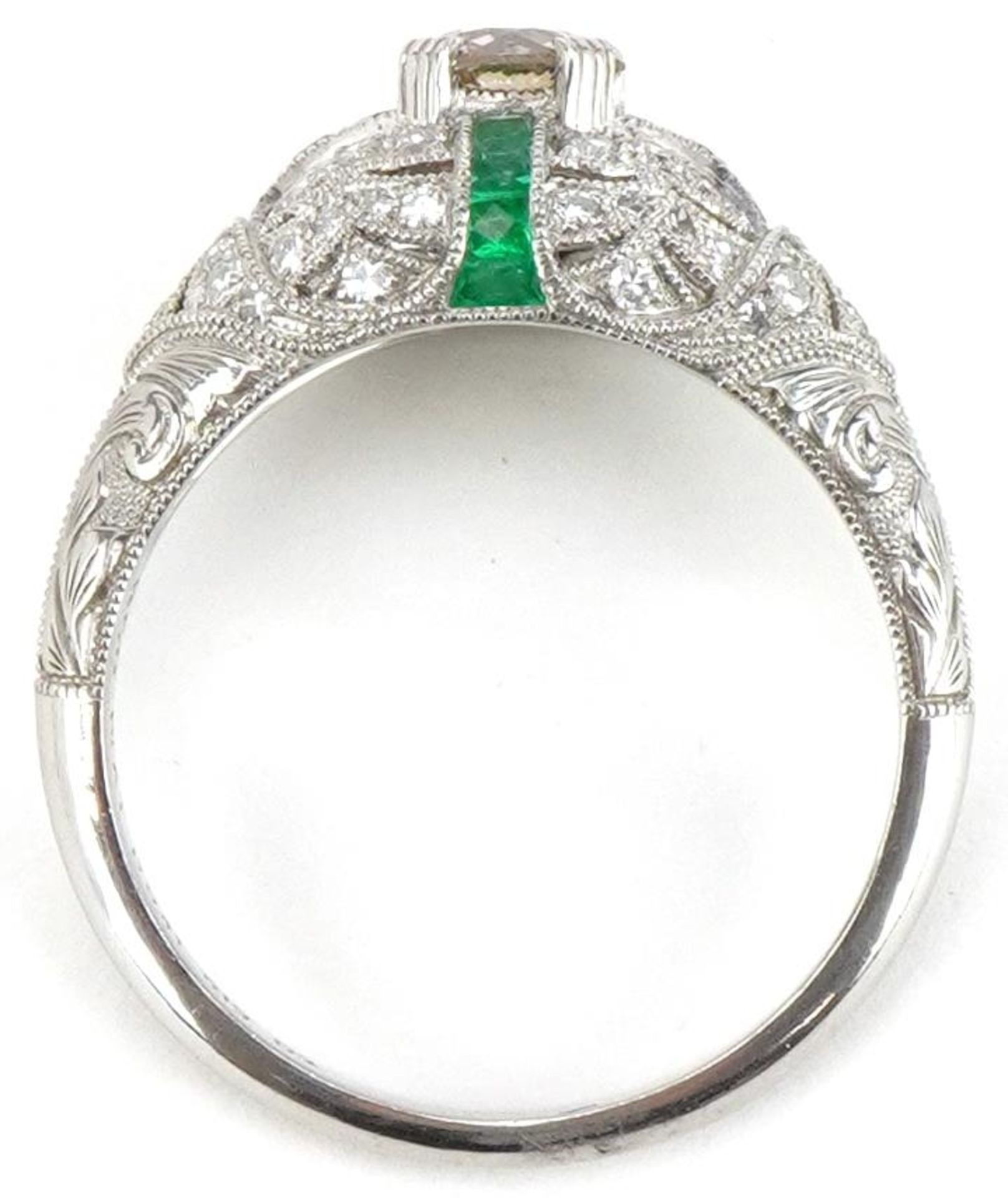 Art Deco style platinum champagne diamond, white diamond and emerald cluster ring, the central - Bild 3 aus 5