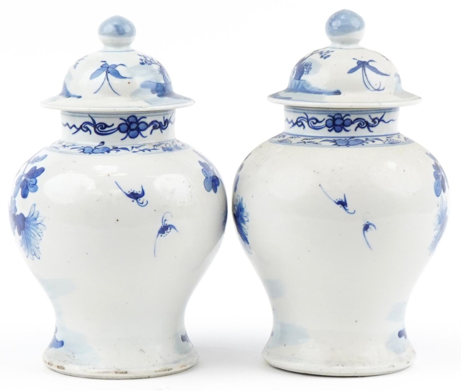 Pair of 18th century Chinese blue and white ginger jars hand painted with birds amongst flowers - Bild 3 aus 6