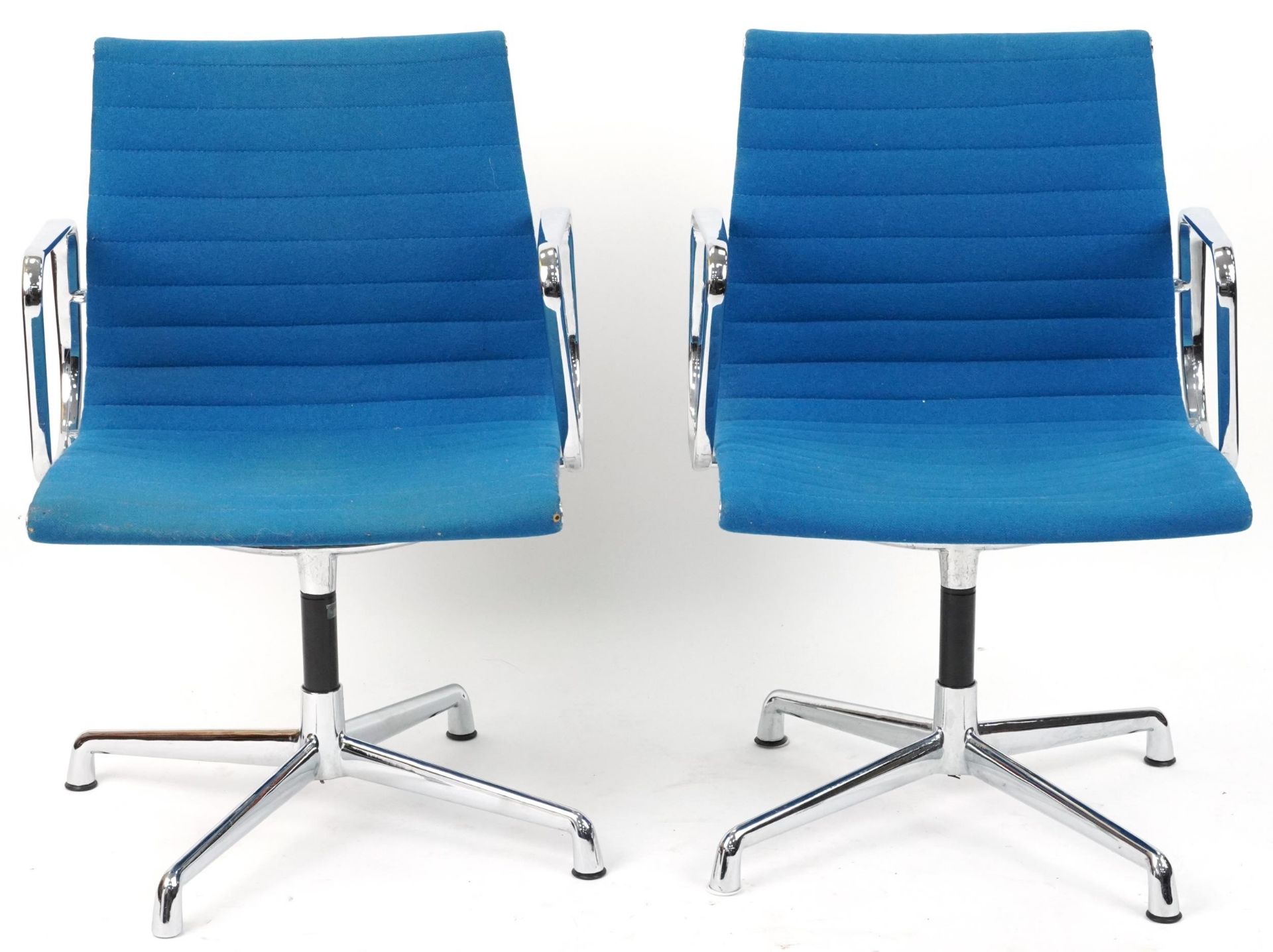 Manner of Charles and Ray Eames, pair of Vitre style EA108 aluminium chairs - Bild 2 aus 4