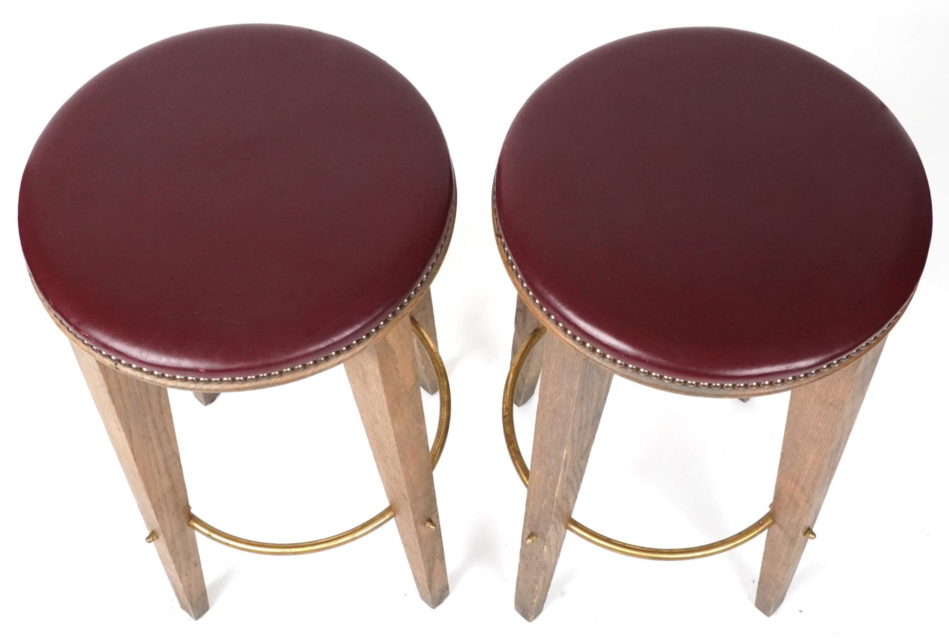 Pair of contemporary breakfast bar stools with burgundy leather upholstered padded seats, each - Bild 2 aus 3