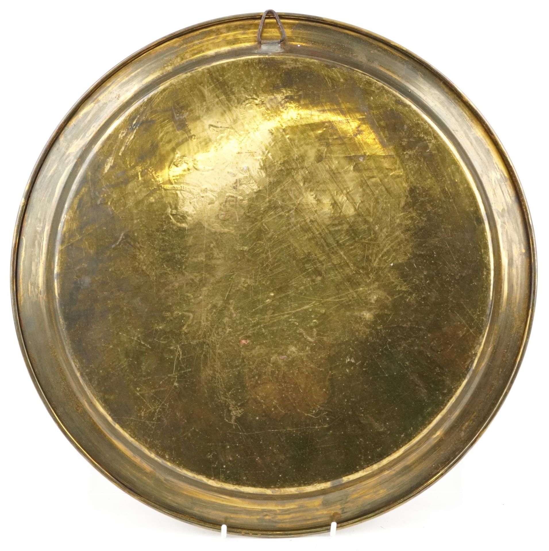 Islamic Cairoware brass tray with copper and silver foliate inlay, 39.5cm in diameter - Bild 3 aus 3