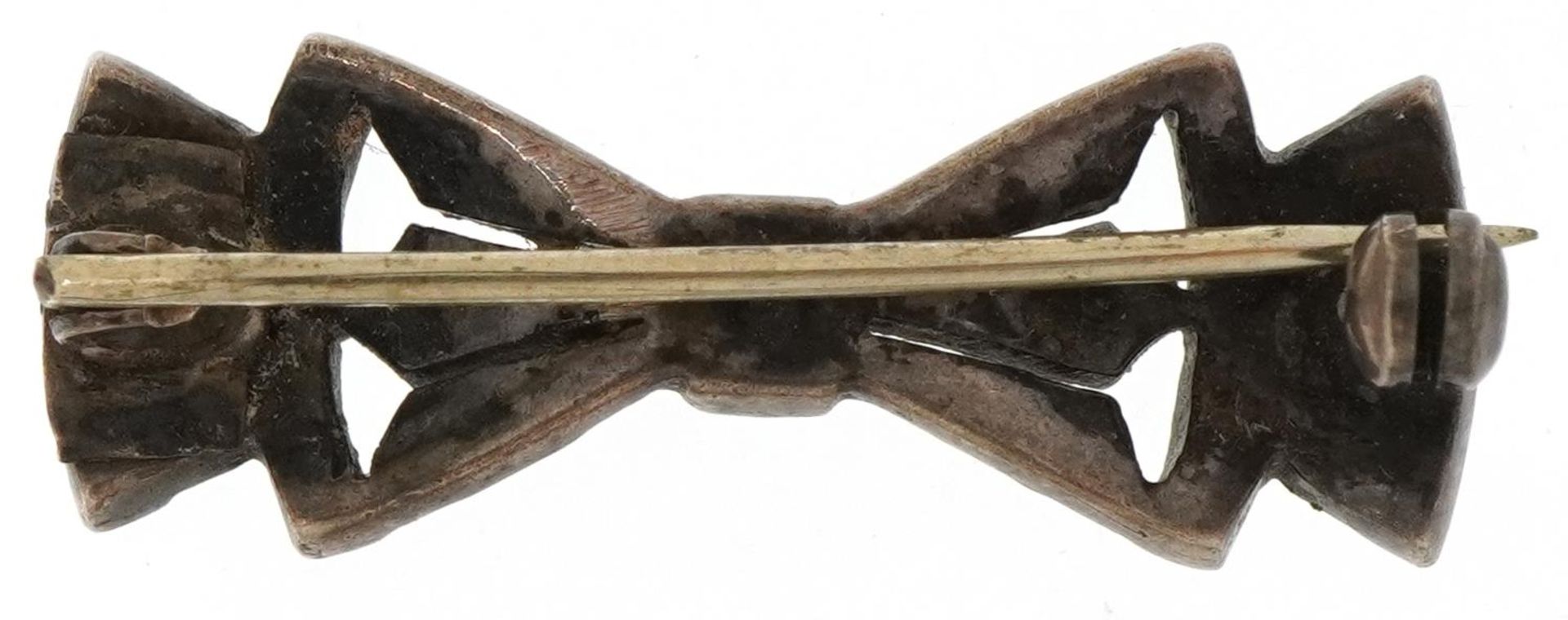 Art Deco unmarked silver, black enamel and clear stone brooch in the form of a bow, 3cm wide, 4.2g - Image 2 of 2