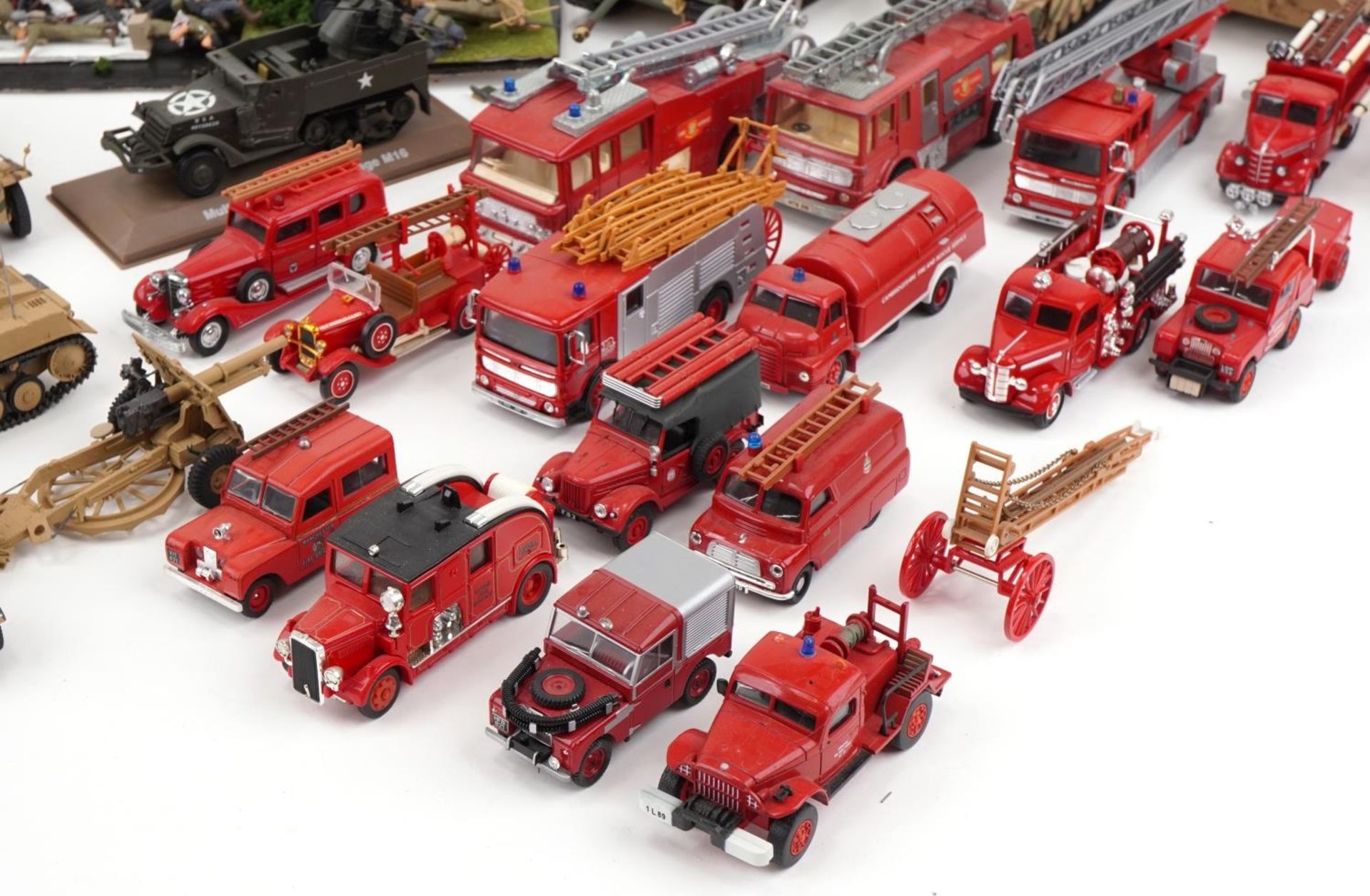 Large collection of vintage and later collector's fire engines and army vehicles including Corgi and - Bild 6 aus 6