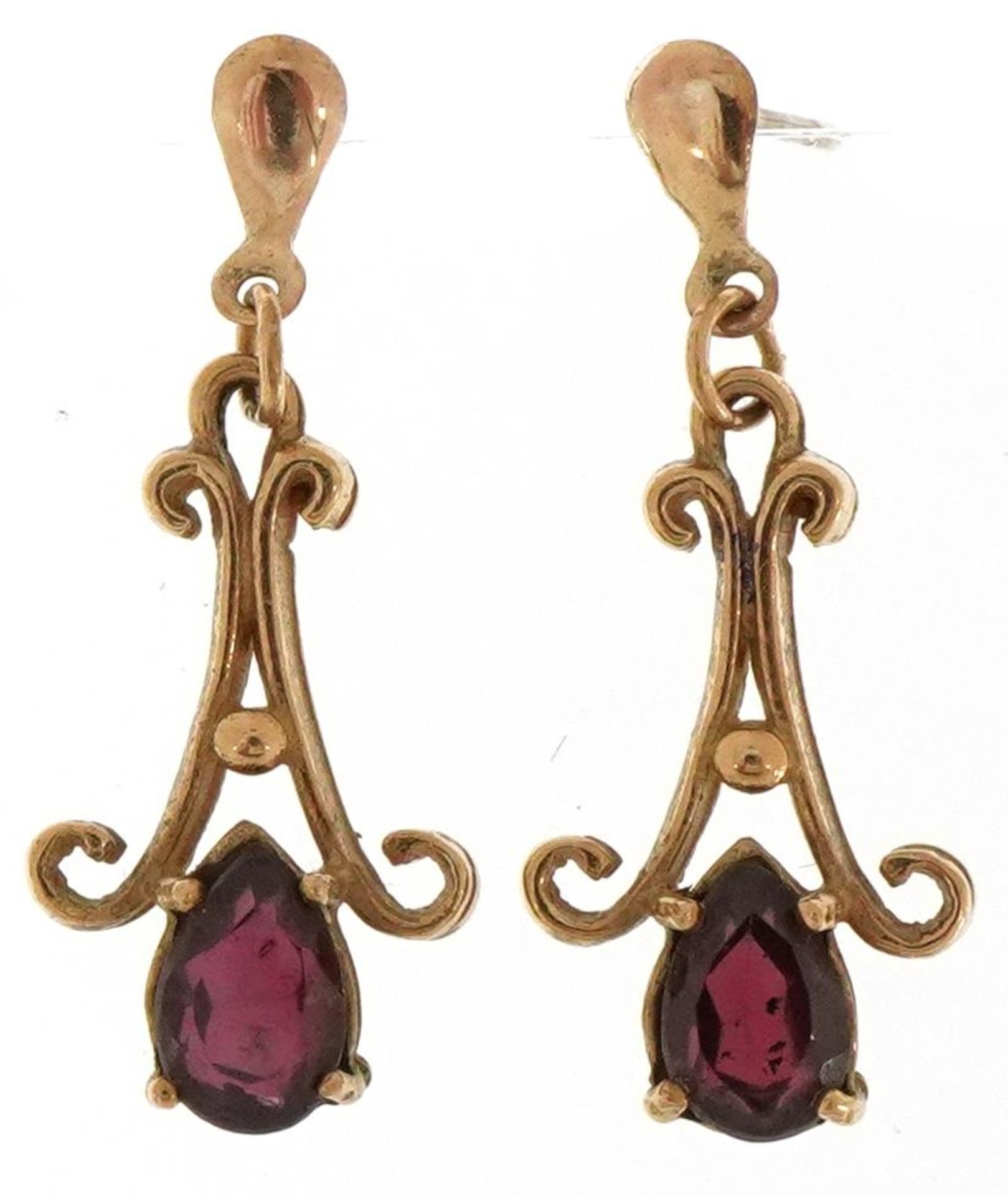 9ct gold ruby pendant on a 9ct gold necklace and a pair of 9ct gold garnet teardrop earrings, the - Bild 5 aus 7