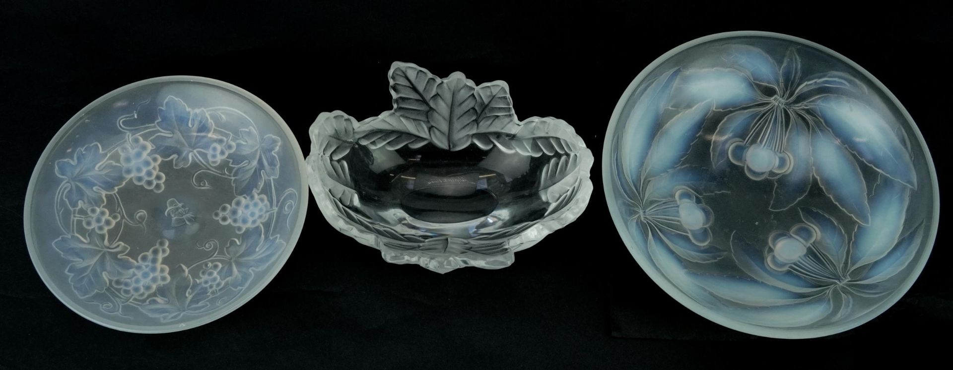 Lalique frosted leaf design dish, etched mark to the reverse, opalescent bowl with cherries and a - Bild 3 aus 7