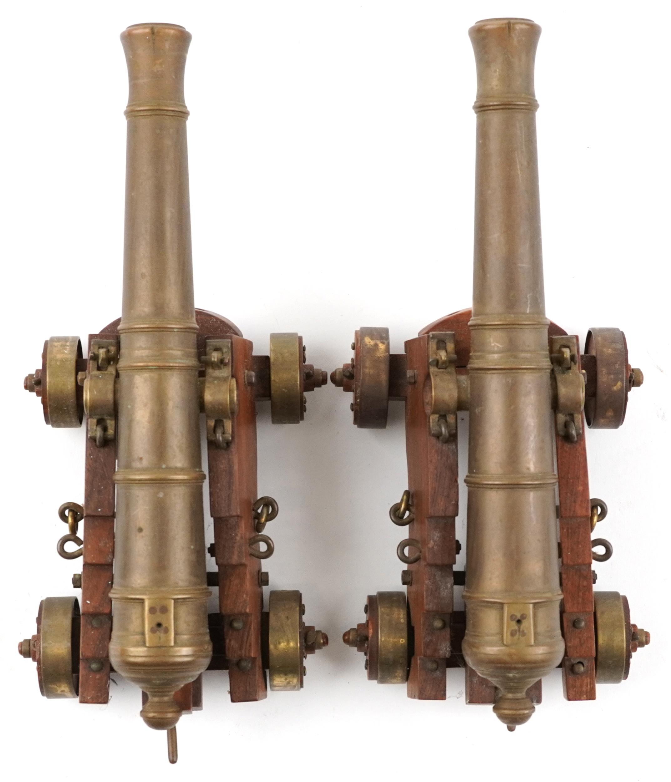 Pair of mid 20th century bronze and hardwood model table cannons, each 22cm in length PROVENANCE: - Bild 6 aus 7