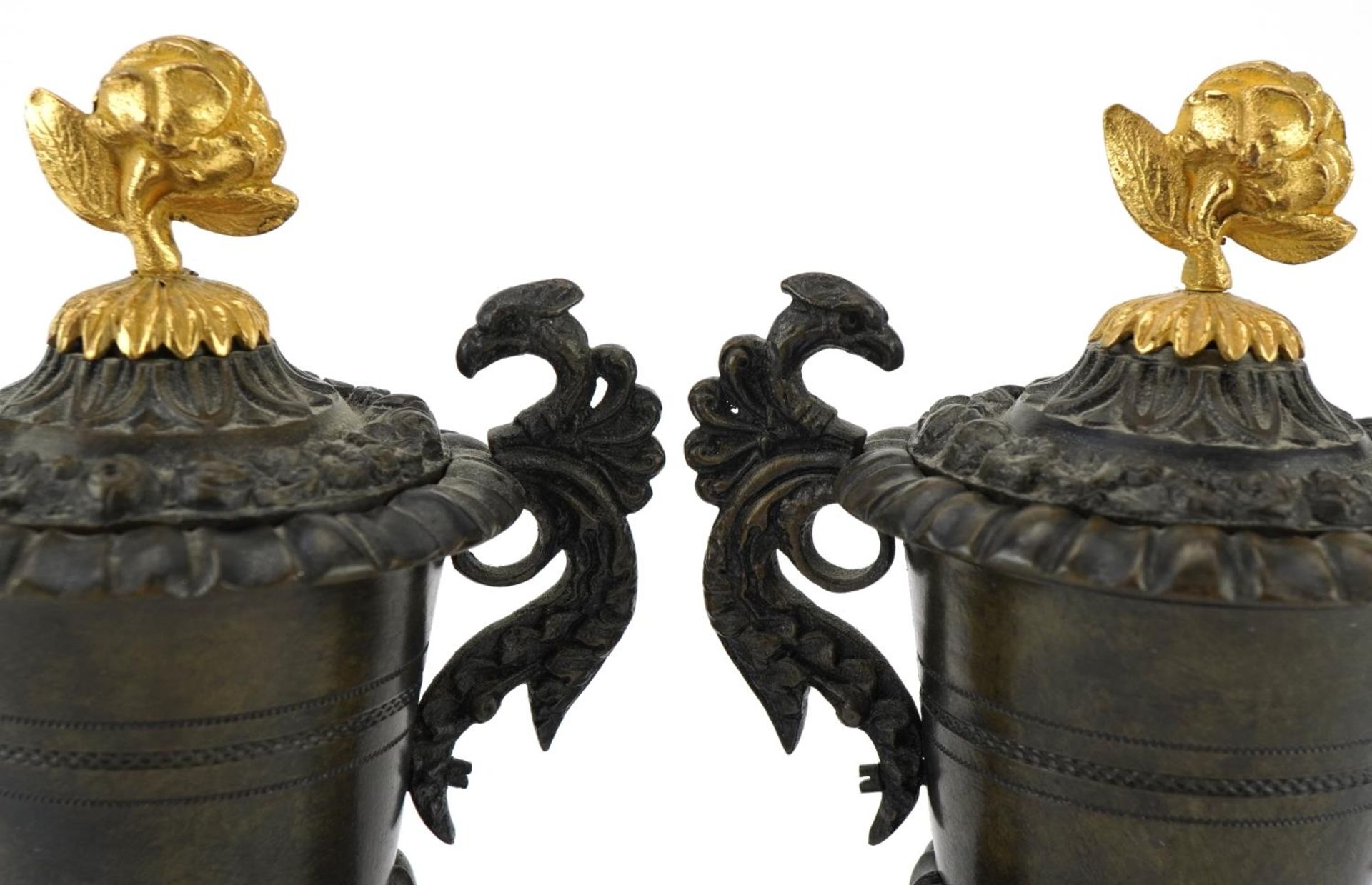 Pair of Victorian Neo-Classical lidded bronze urns with bird design handles and ormolu rose design - Bild 3 aus 5