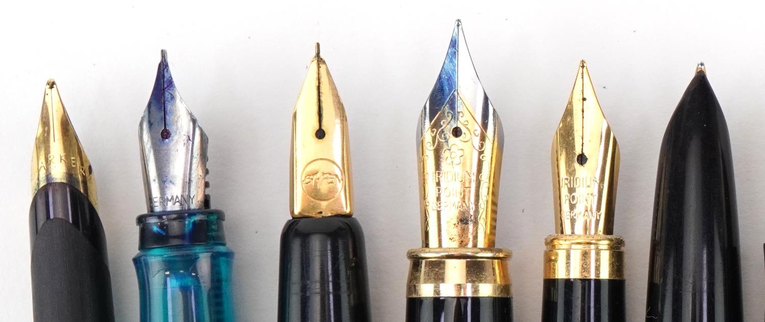 Vintage fountain pens including Parker examples - Image 5 of 7