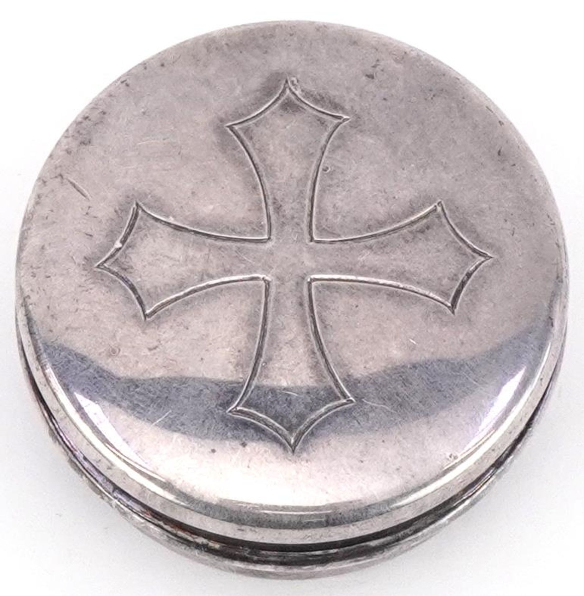 Wippell Mowbray Church Furnishers Ltd, ecclesiastical communion silver pyx engraved with a cross, - Bild 2 aus 5