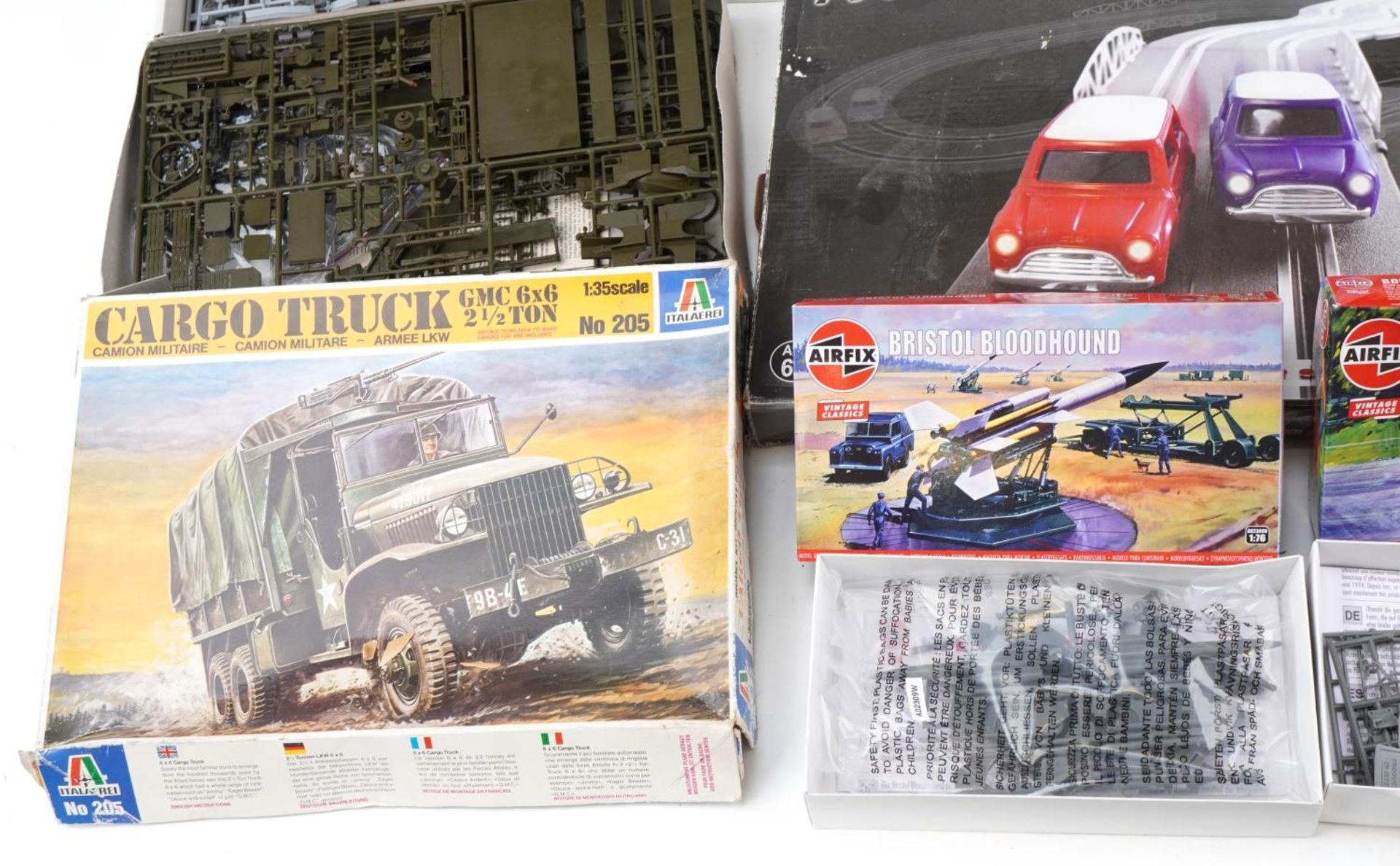 Vintage and later model kits, slot car racing tracks and toy collector's guides including SCX 1:32 - Bild 4 aus 5