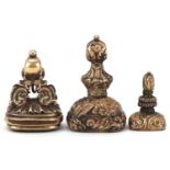 Three antique yellow metal seal fobs, two with intaglio heraldic matrixes, the largest 3.5cm high,