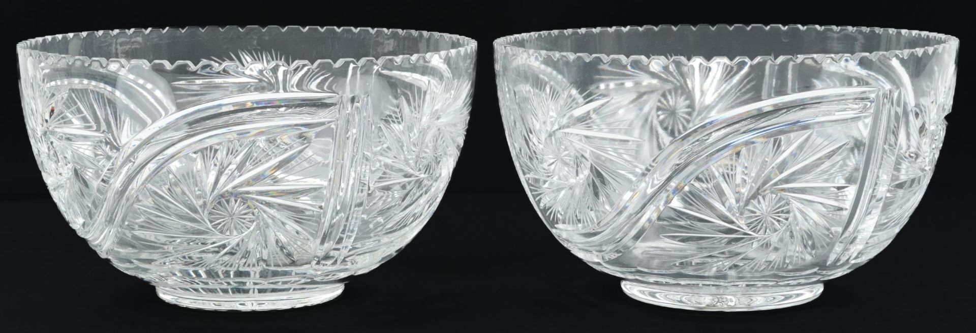 Large pair of good quality glass bowls cut with wheel design and star bases, each 29cm in diameter - Bild 2 aus 3