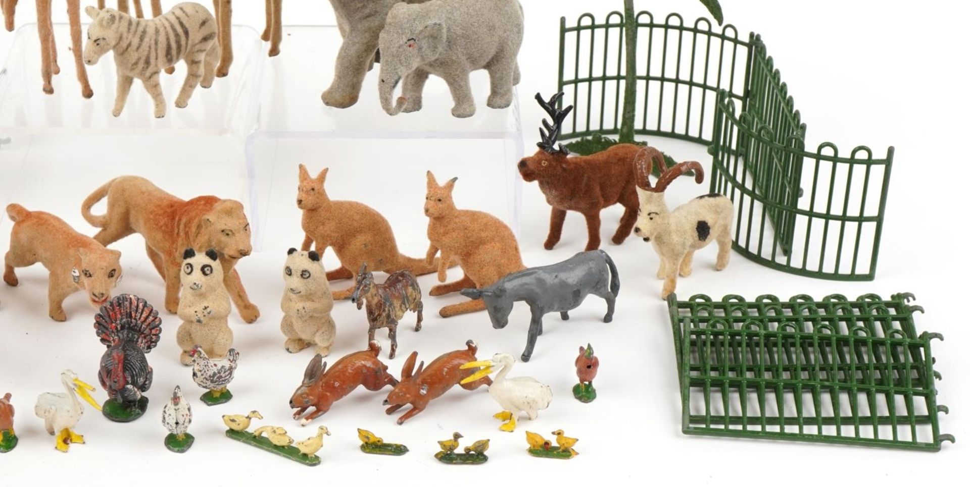 Selection of lead zoo animals including an elephant, wishing well and palm tree, the elephant 11cm - Bild 4 aus 4