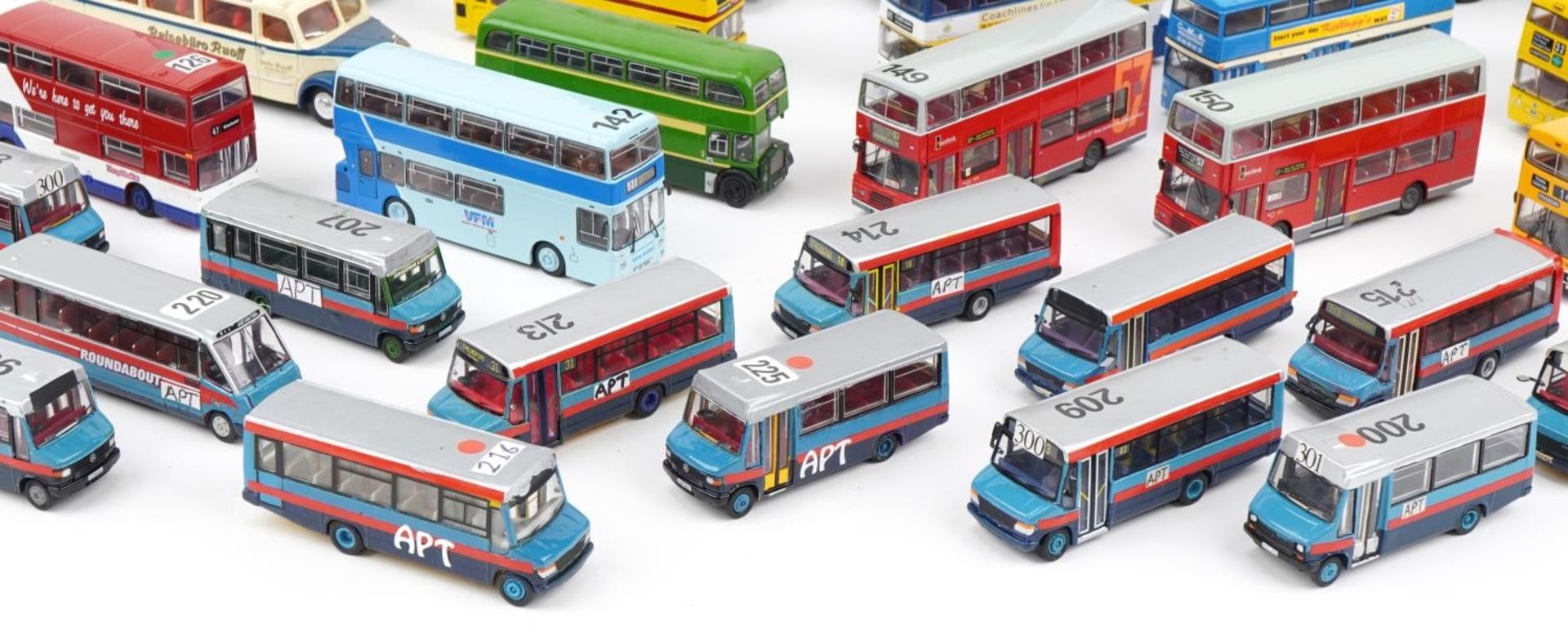 Large collection of diecast model buses, some with boxes, predominantly Corgi and Exclusive First - Bild 4 aus 4