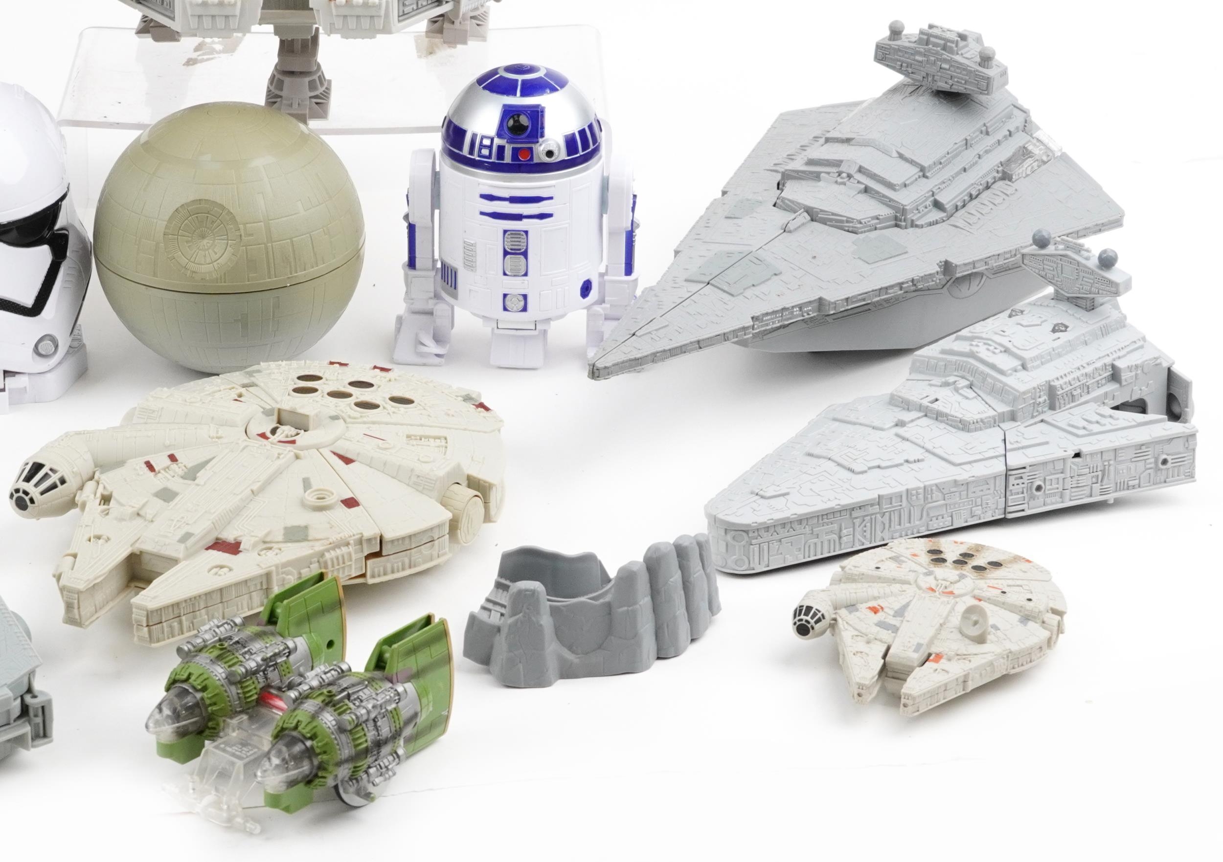 Star Wars collectables including X-Wing Fighter, Millennium Falcon and R2D2 - Image 4 of 4