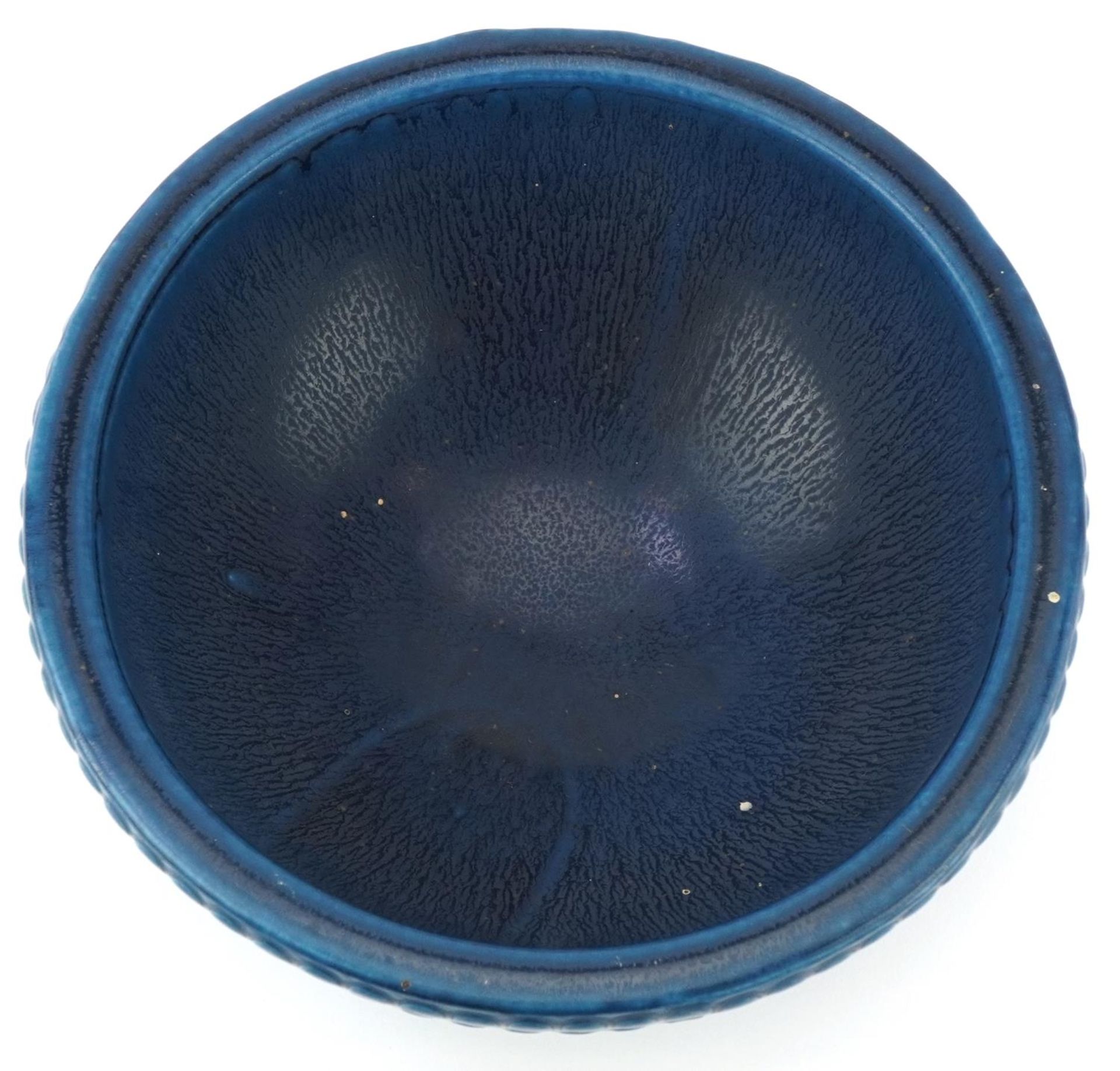 Swedish Gustavsberg naturalistic design ceramic bowl, impressed marks to the base, 21cm in diameter - Bild 5 aus 5
