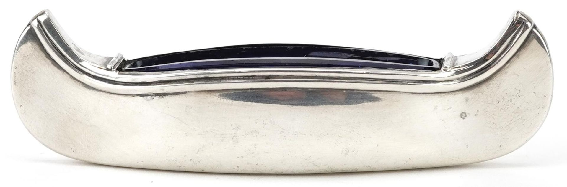 Adie & Lovekin Ltd, Edwardian silver open table salt in the form of a boat, with blue glass liner, - Bild 2 aus 5