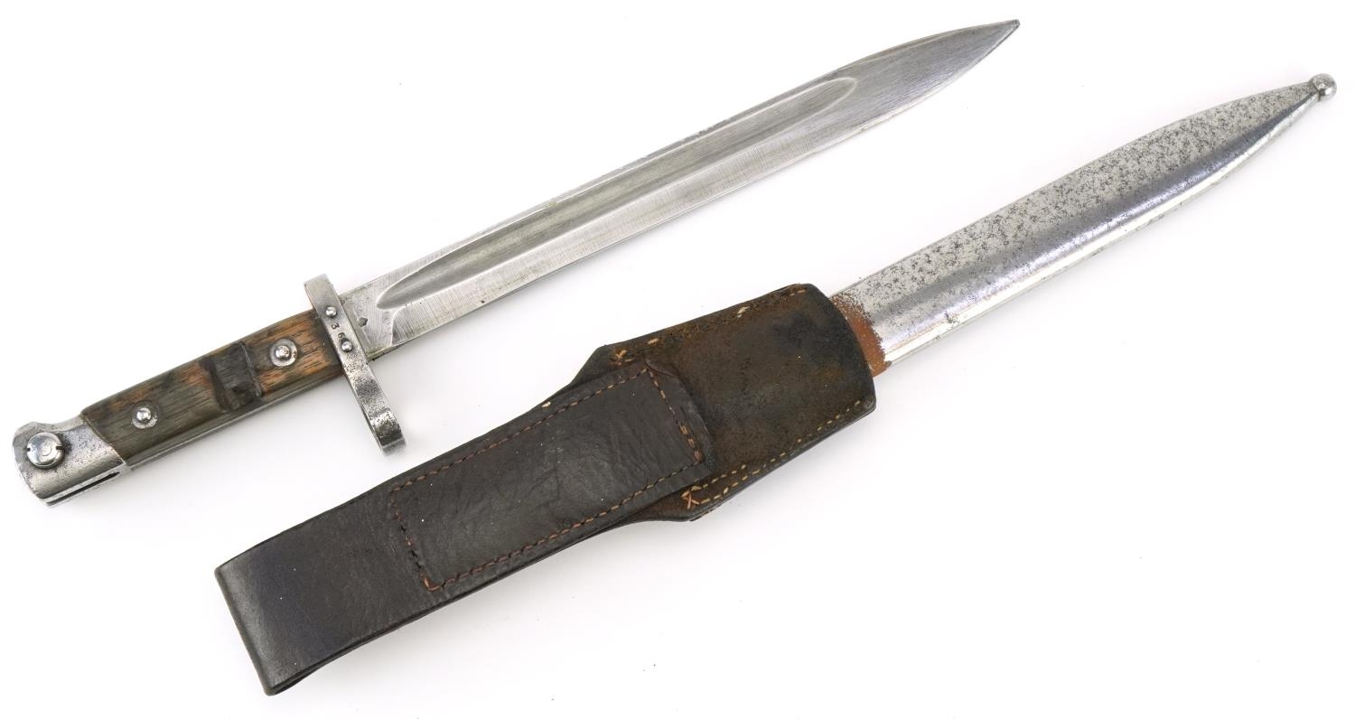 Military interest bayonet with scabbard and leather frog, various impressed marks, 40cm in length - Bild 5 aus 7