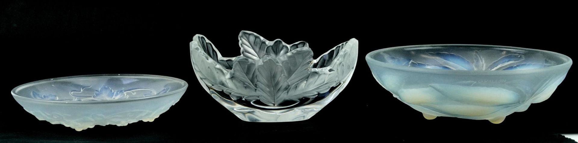Lalique frosted leaf design dish, etched mark to the reverse, opalescent bowl with cherries and a - Bild 2 aus 7