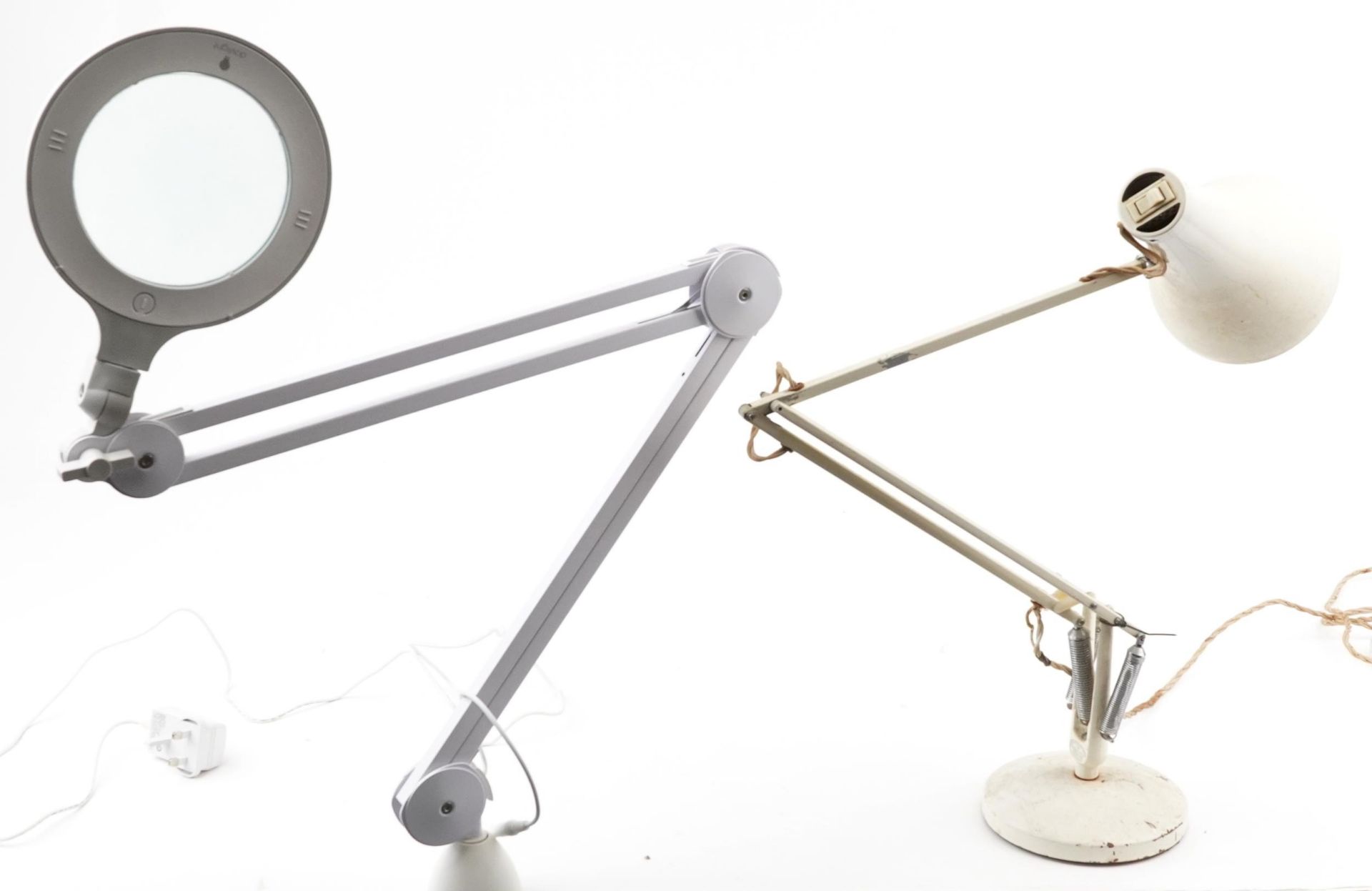 Vintage Herbert Terry white enamel Anglepoise table lamp and a desk top magnifying table lamp, the - Bild 2 aus 4