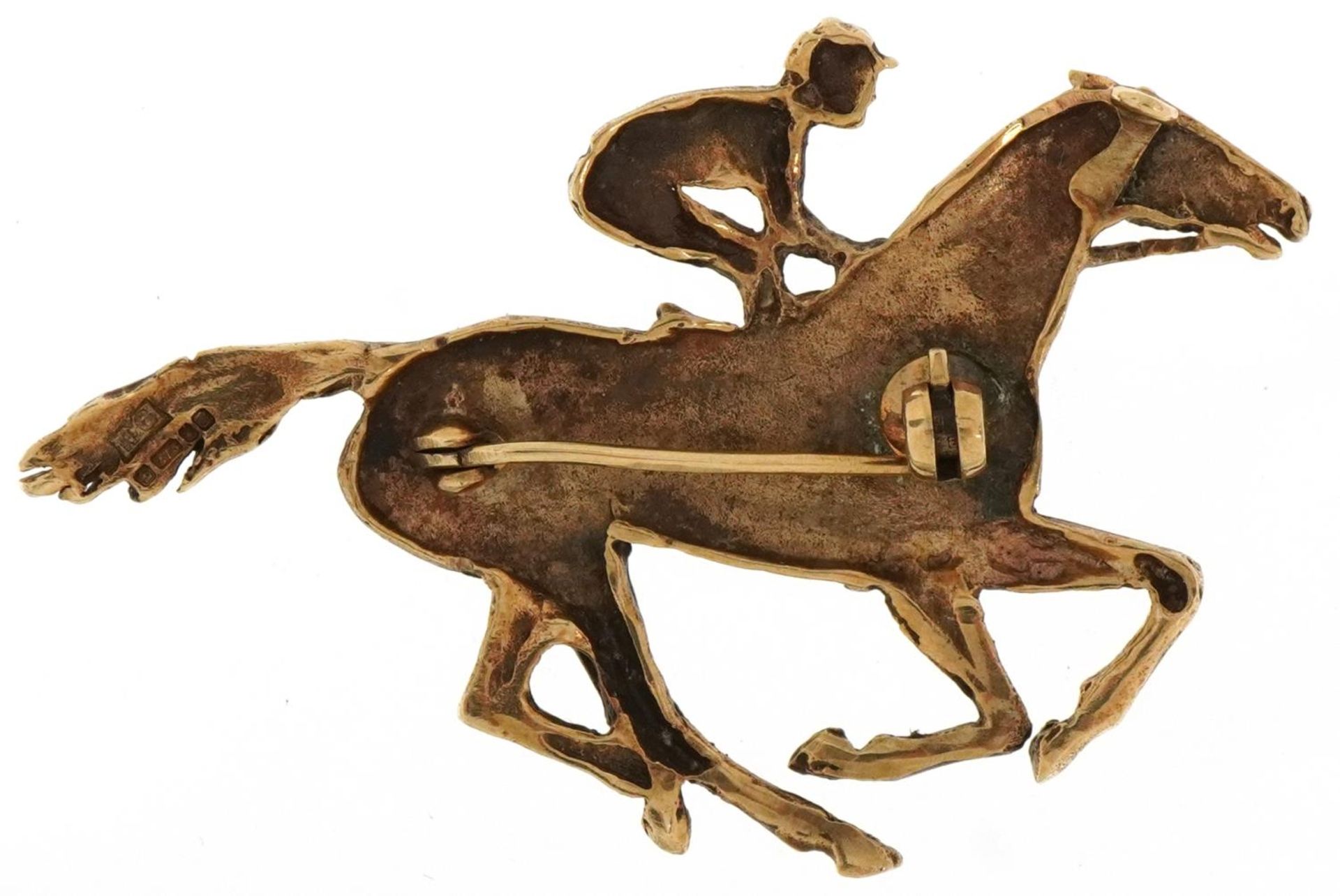 9ct gold brooch in the form of a jockey on horseback, 5cm wide, 7.7g - Image 2 of 3