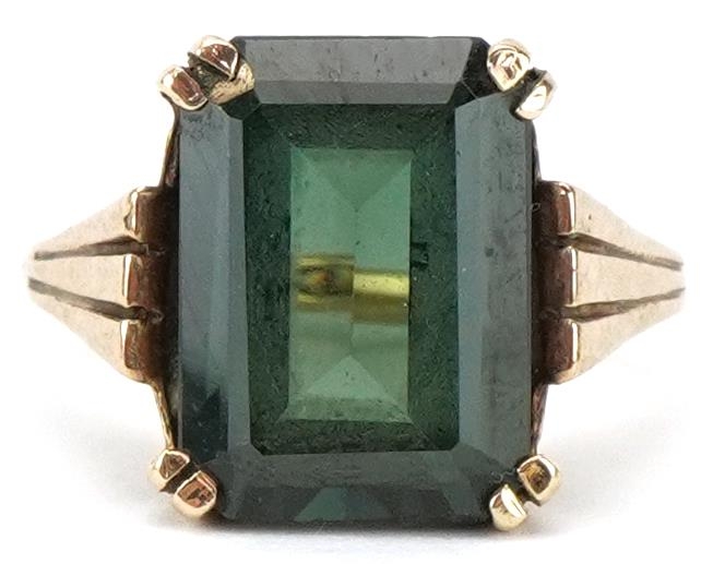9ct gold green stone ring, possibly green topaz, the stone approximately 14.0mm x 10.50mm x 5.80mm