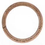 Georgian unmarked gold engraved split ring, 1.7cm in diameter, 1.3g