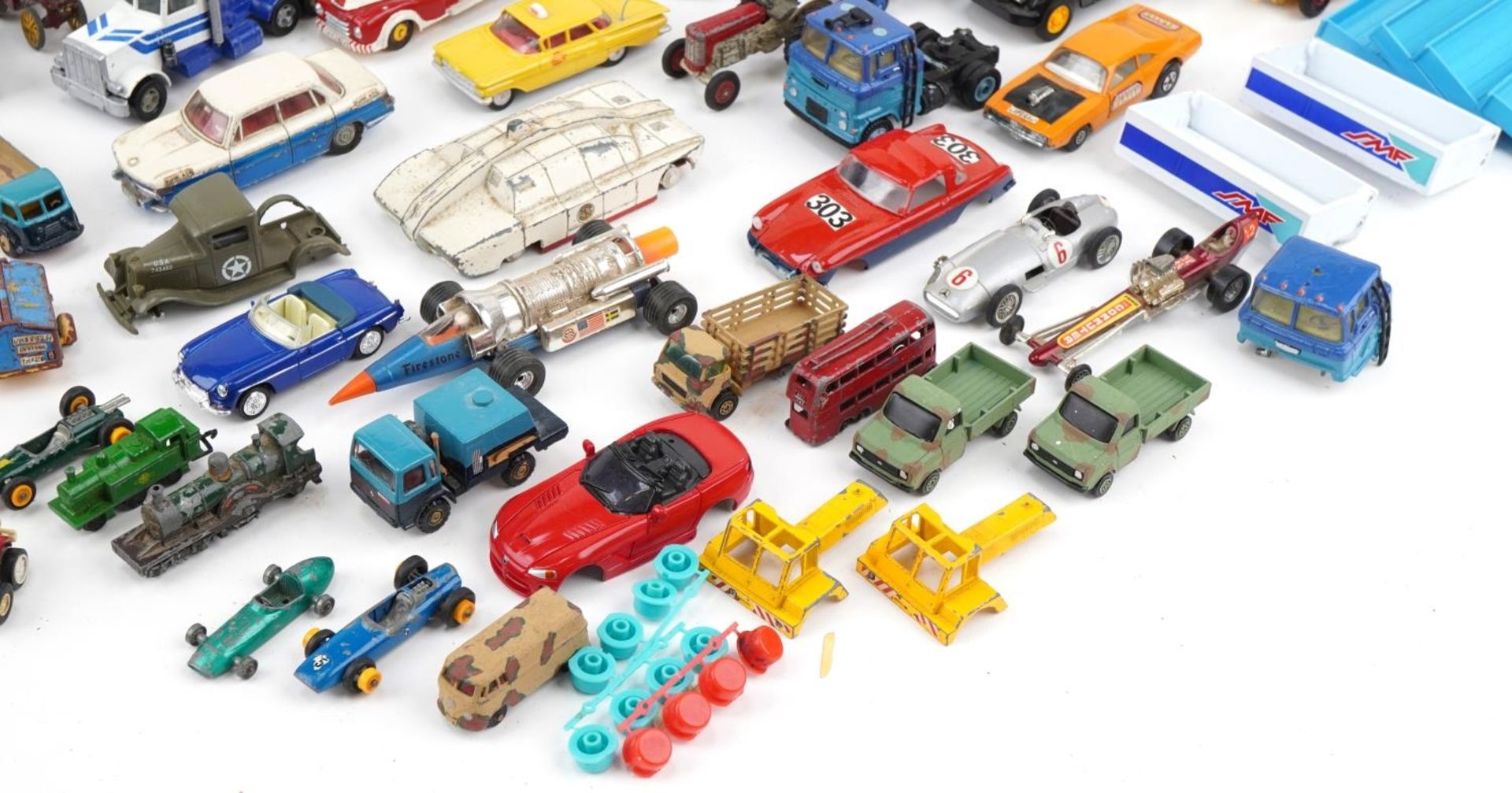 Large collection of vintage and later collector's vehicles, predominantly diecast and tinplate, - Bild 5 aus 5