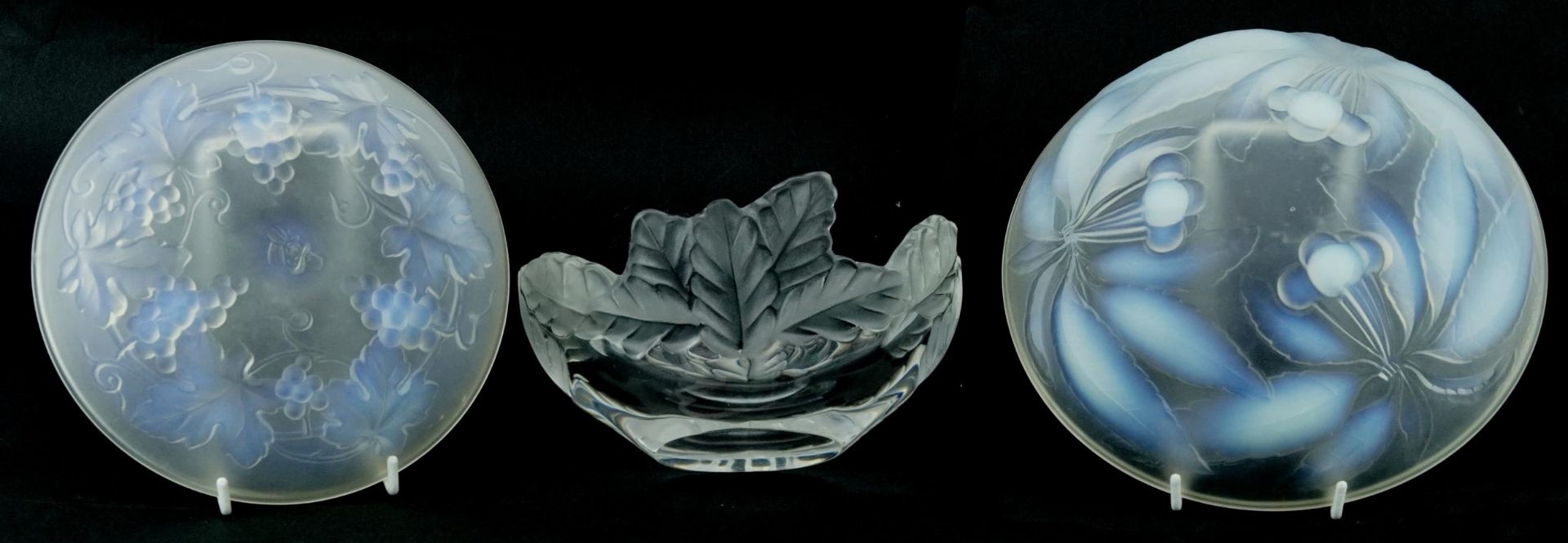 Lalique frosted leaf design dish, etched mark to the reverse, opalescent bowl with cherries and a - Bild 4 aus 7