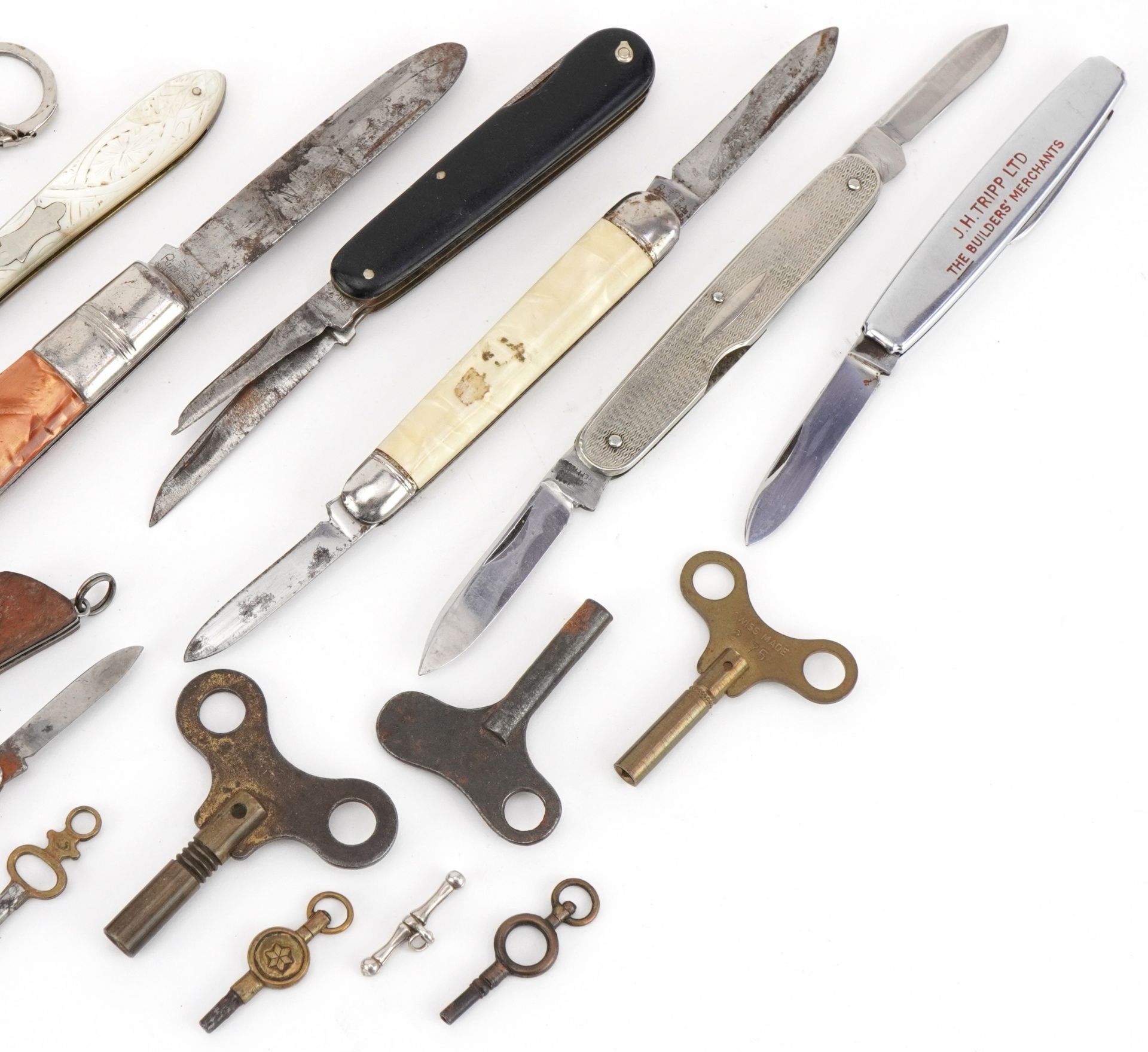 Folding pocket knives and various watch keys including mother of pearl flanked folding fruit knife - Bild 3 aus 6