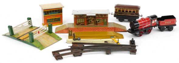 Hornby O gauge tinplate model railway including 3435 locomotive with tender and Pullman carriage