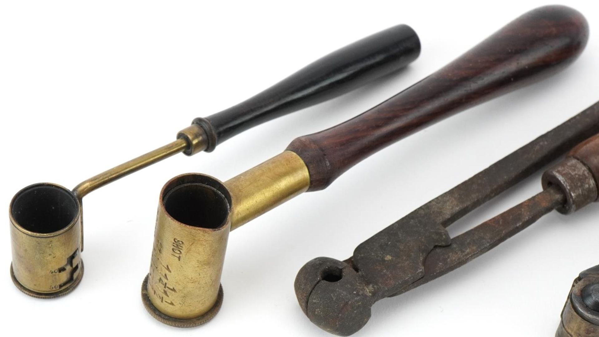 Two wooden and brass shotgun cartridge makers along with an wooden handled shot maker including an - Bild 2 aus 7