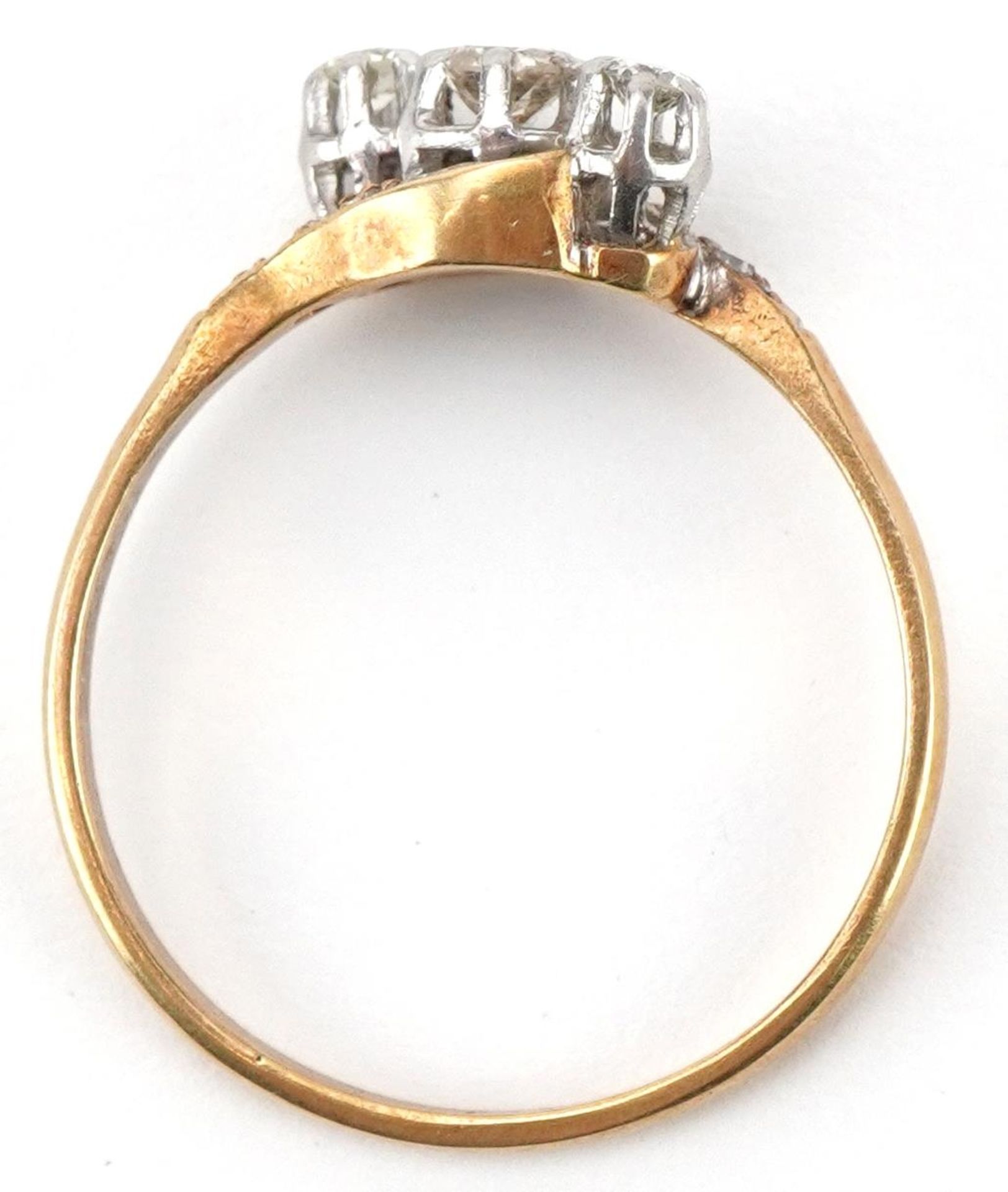 18ct gold and platinum diamond three stone crossover ring with diamond set shoulders, total - Bild 3 aus 4