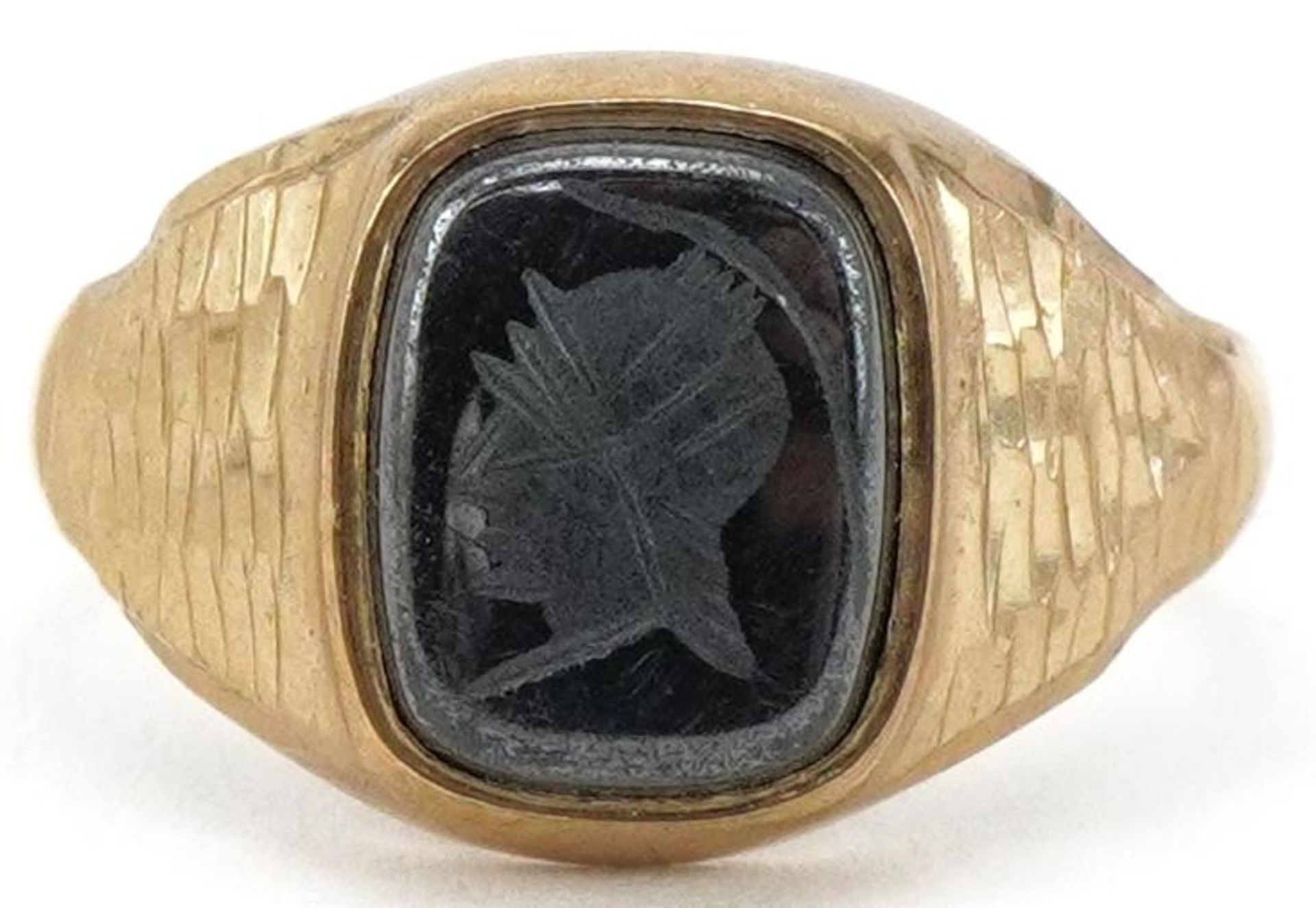 9ct gold intaglio seal ring carved with a gladiator head, size M, 2.7g