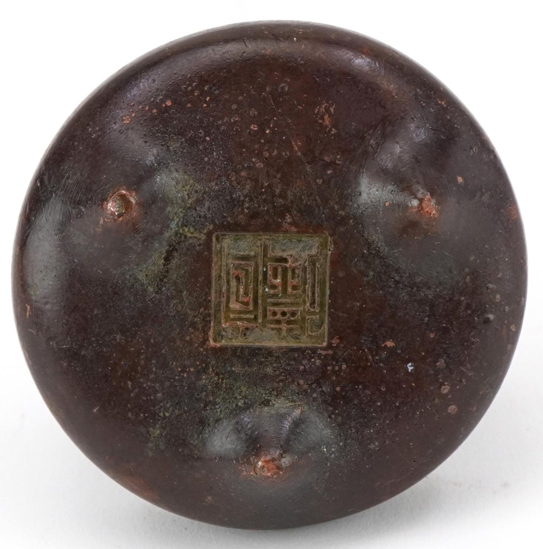 Chinese patinated bronze tripod censer with twin handles, 5.2cm in diameter - Bild 6 aus 7