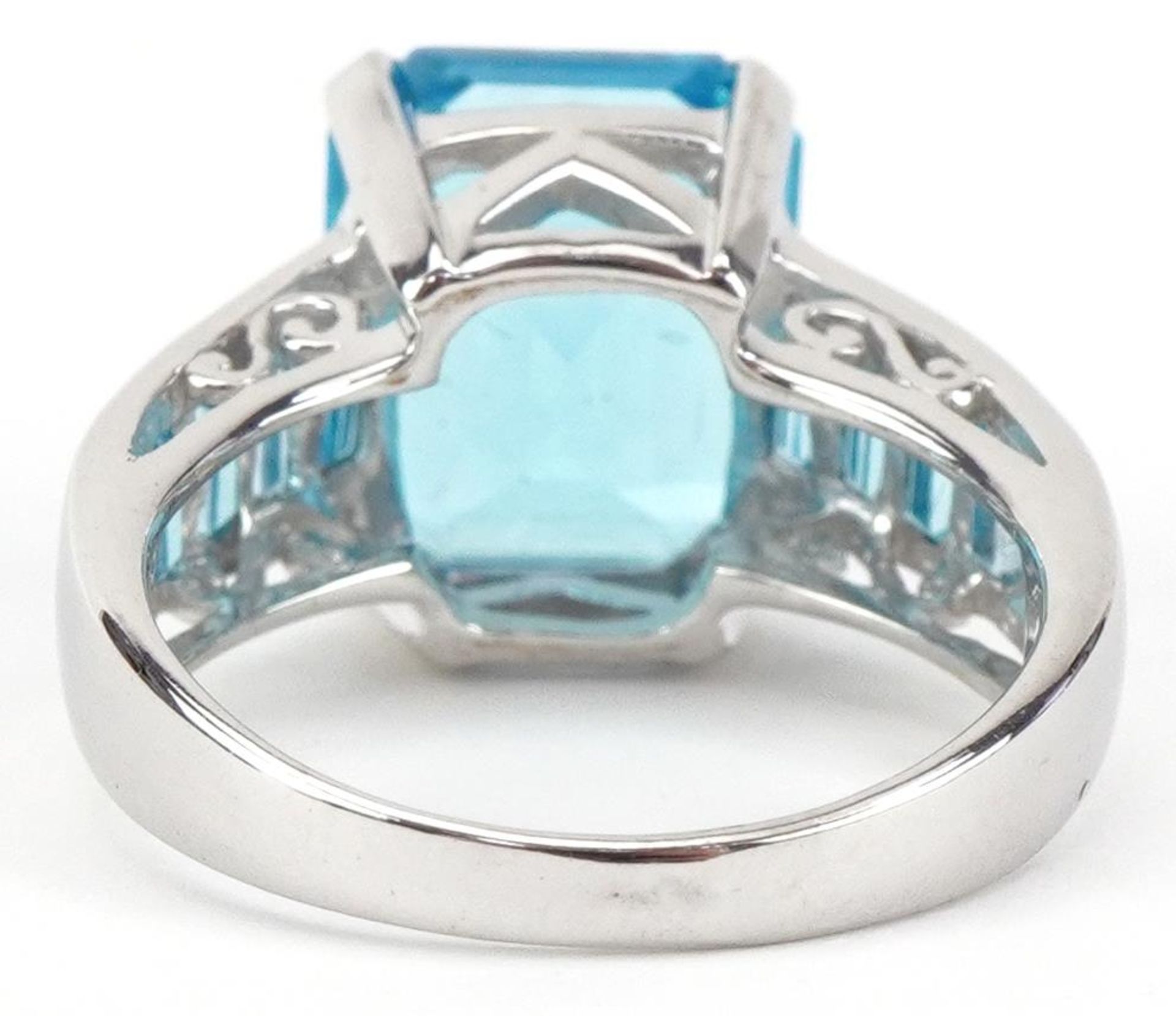 9ct white gold blue topaz ring, set with blue stones to the shoulders, the topaz approximately 11. - Bild 3 aus 4